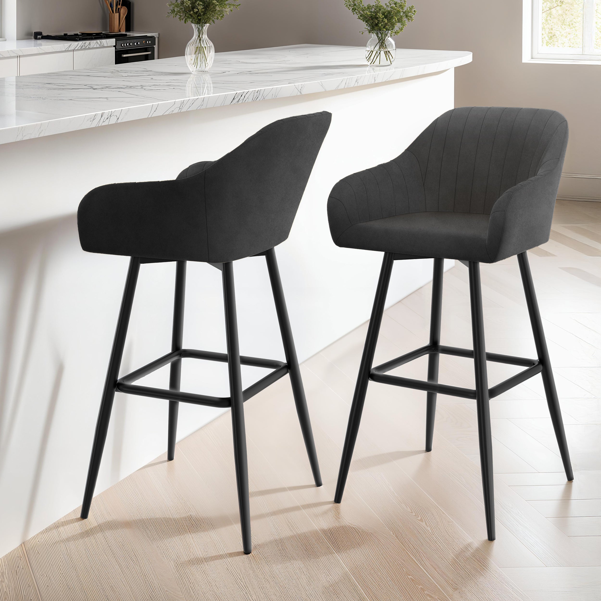 Tabourets de bar Ariana avec accoudoirs en velours gris foncé - lot de 2