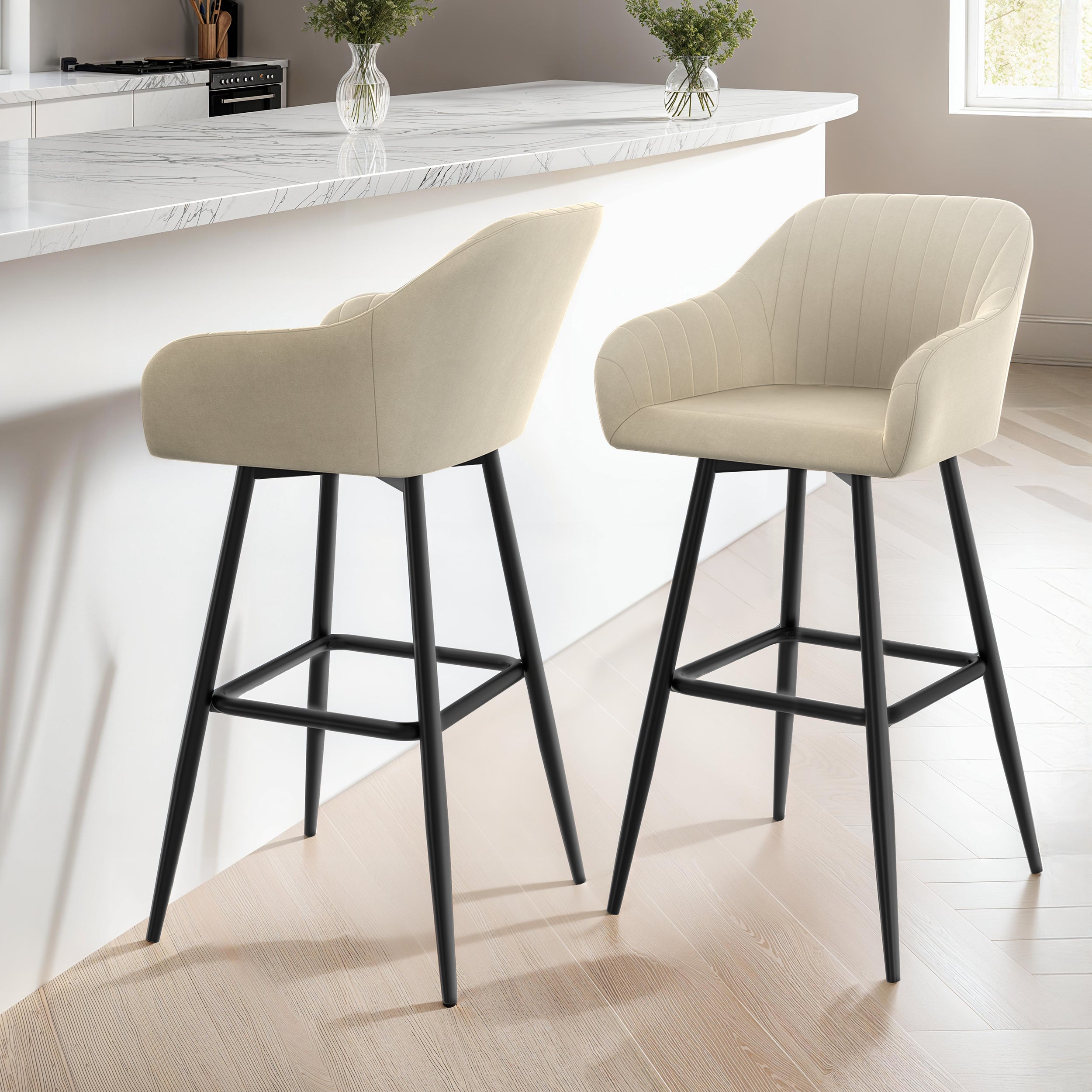 Tabourets de bar Ariana avec accoudoirs en velours crème - lot de 2