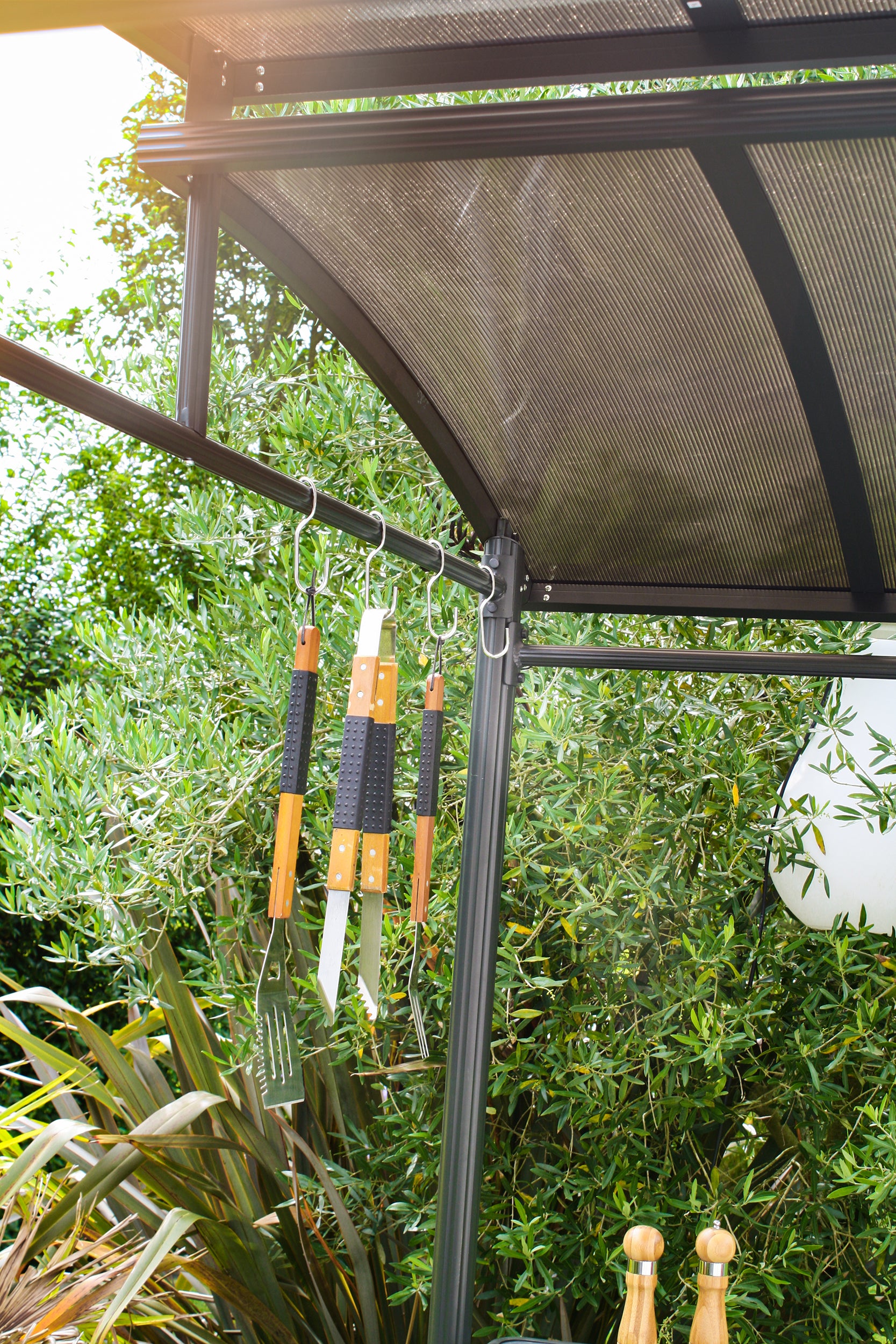 ABRI BARBECUE (240x150 cm) en aluminium et polycarbonate - GRIS ANTHRACITE