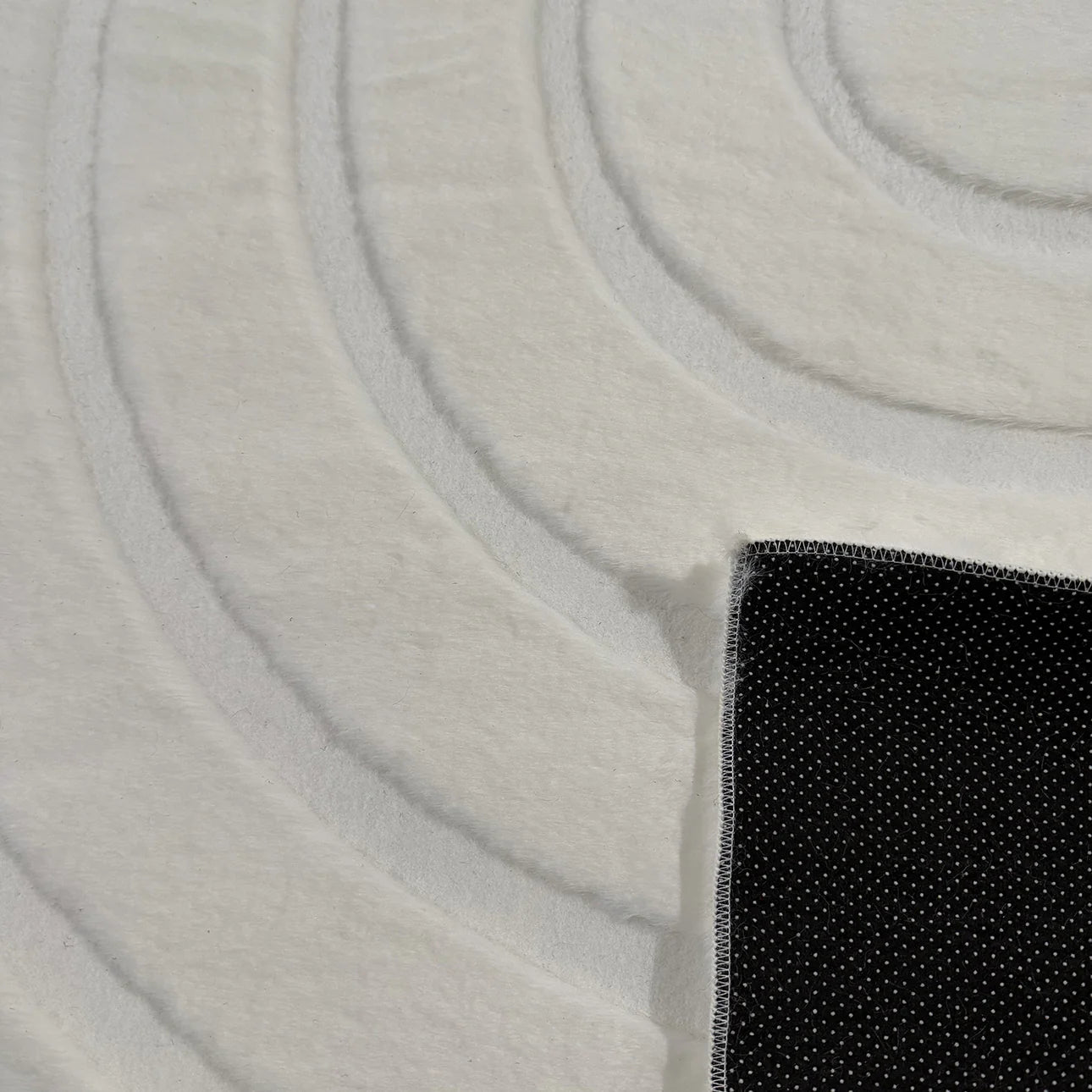 Tapis doux á motifs en relief blanc - Alaska