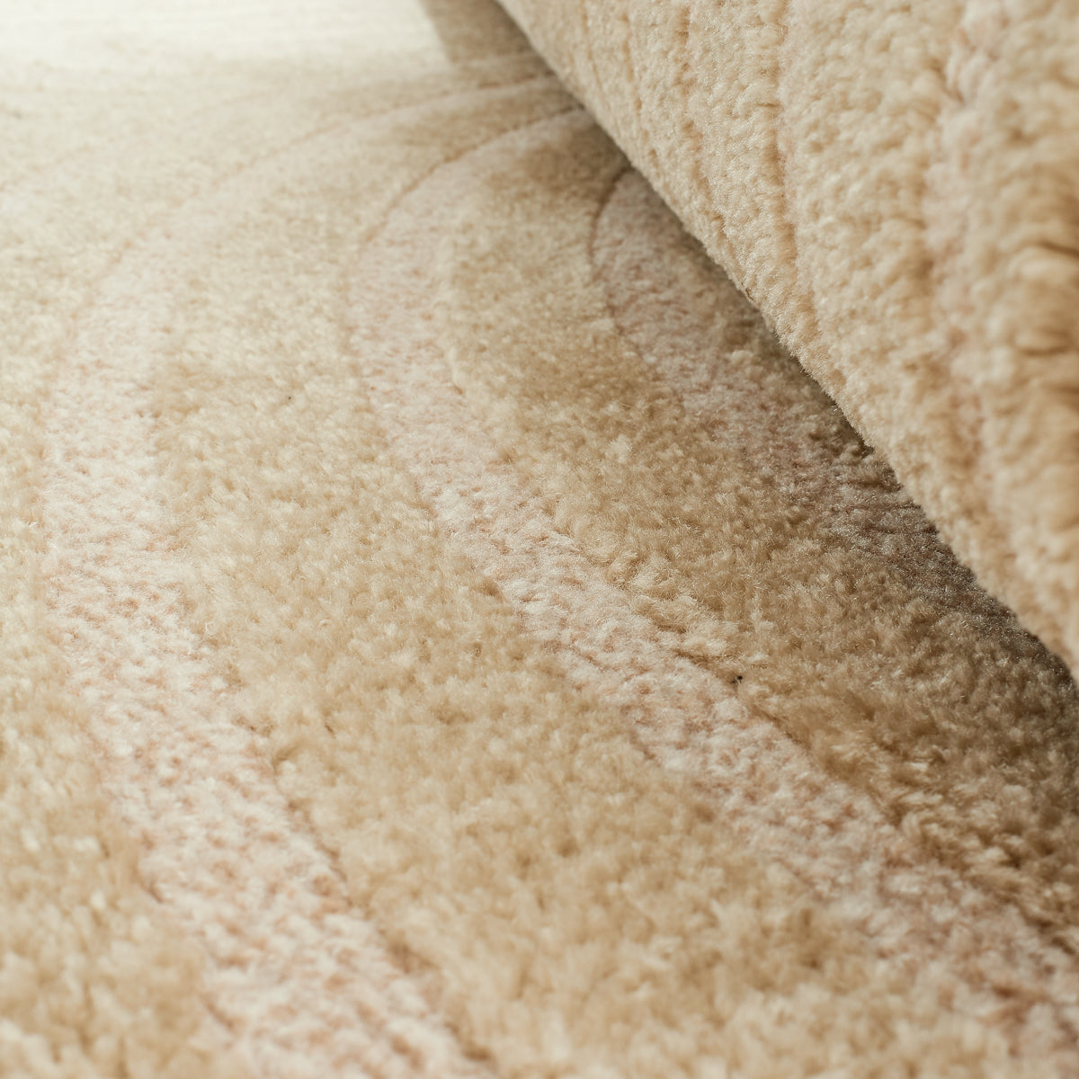 Tapis arc-en-ciel beige avec longs poils en relief