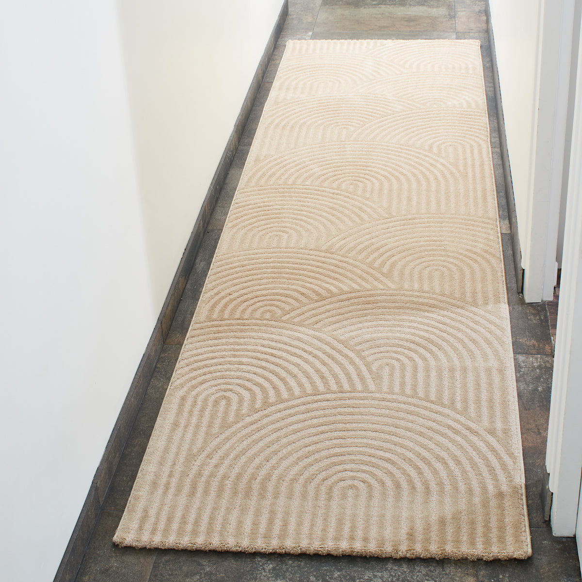 Tapis arc-en-ciel beige avec longs poils en relief