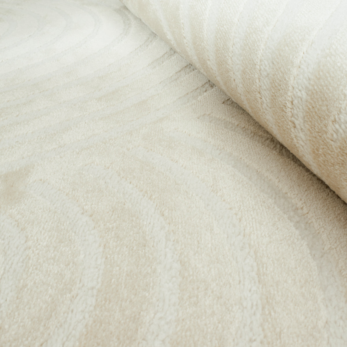 Tapis arc-en-ciel crème avec longs poils en relief