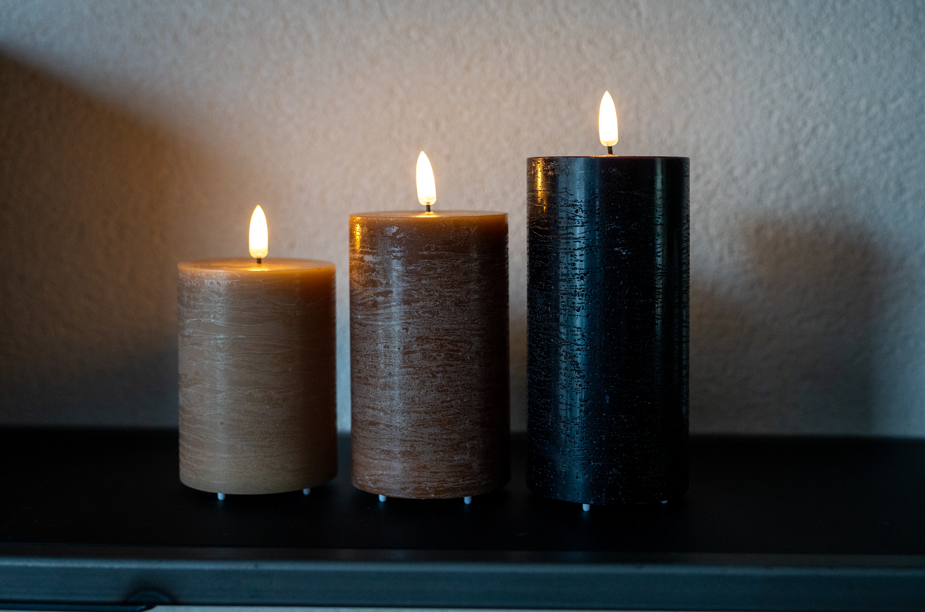 FlinQ - Ensemble de 3 bougies LED rechargeables à flamme vacillante - Télécommande incluse - Classiques Terre