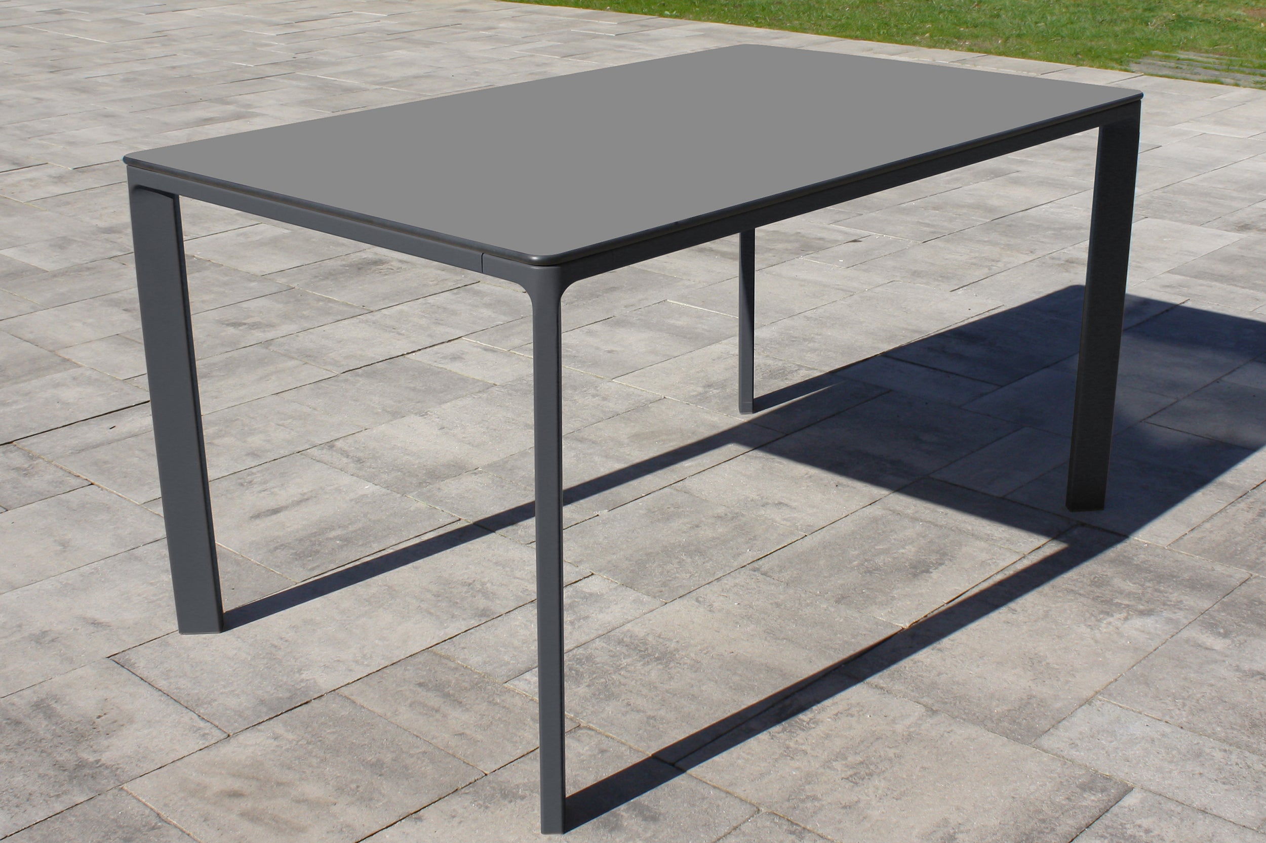 Table de jardin MEET (160x90 cm) en aluminium laqué et peinture Epoxy - GRIS ANTHRACITE