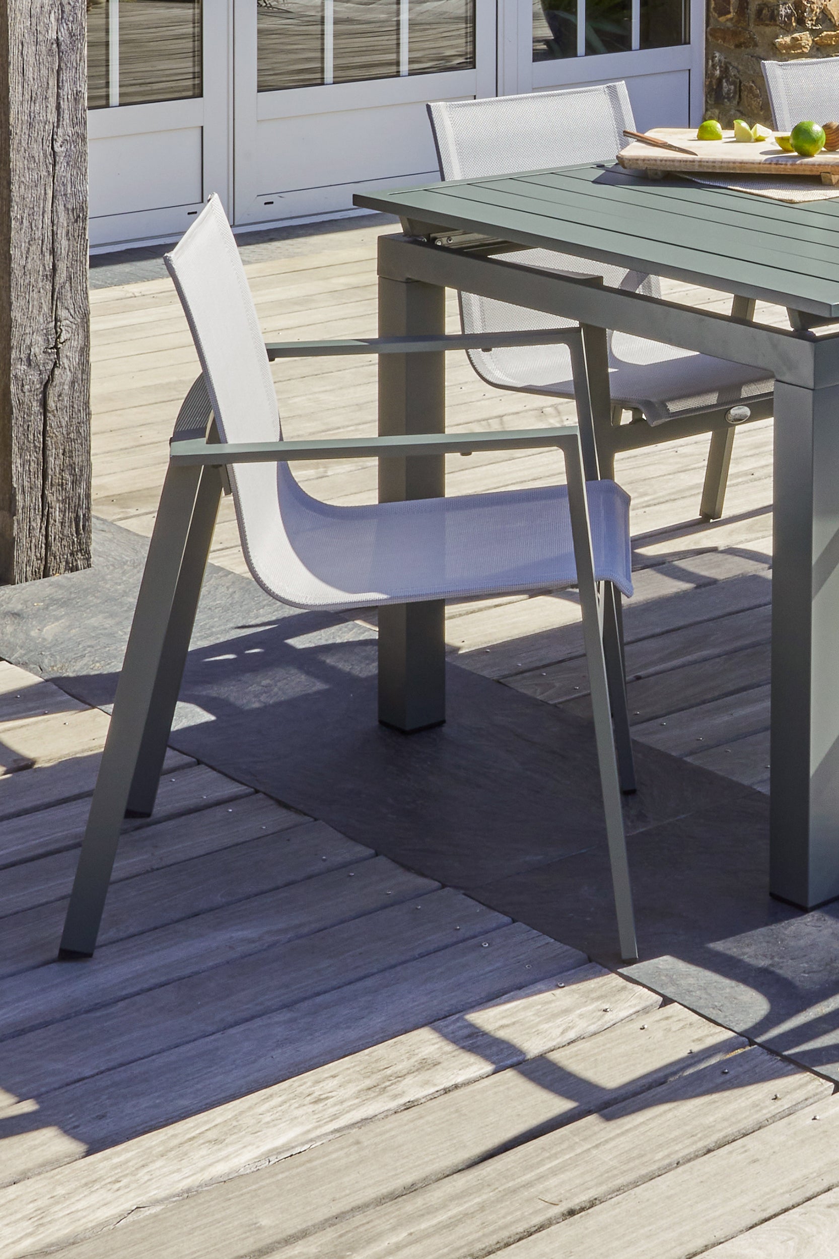 Fauteuil de jardin empilable MIAMI en textilène gris et aluminium - KAKI
