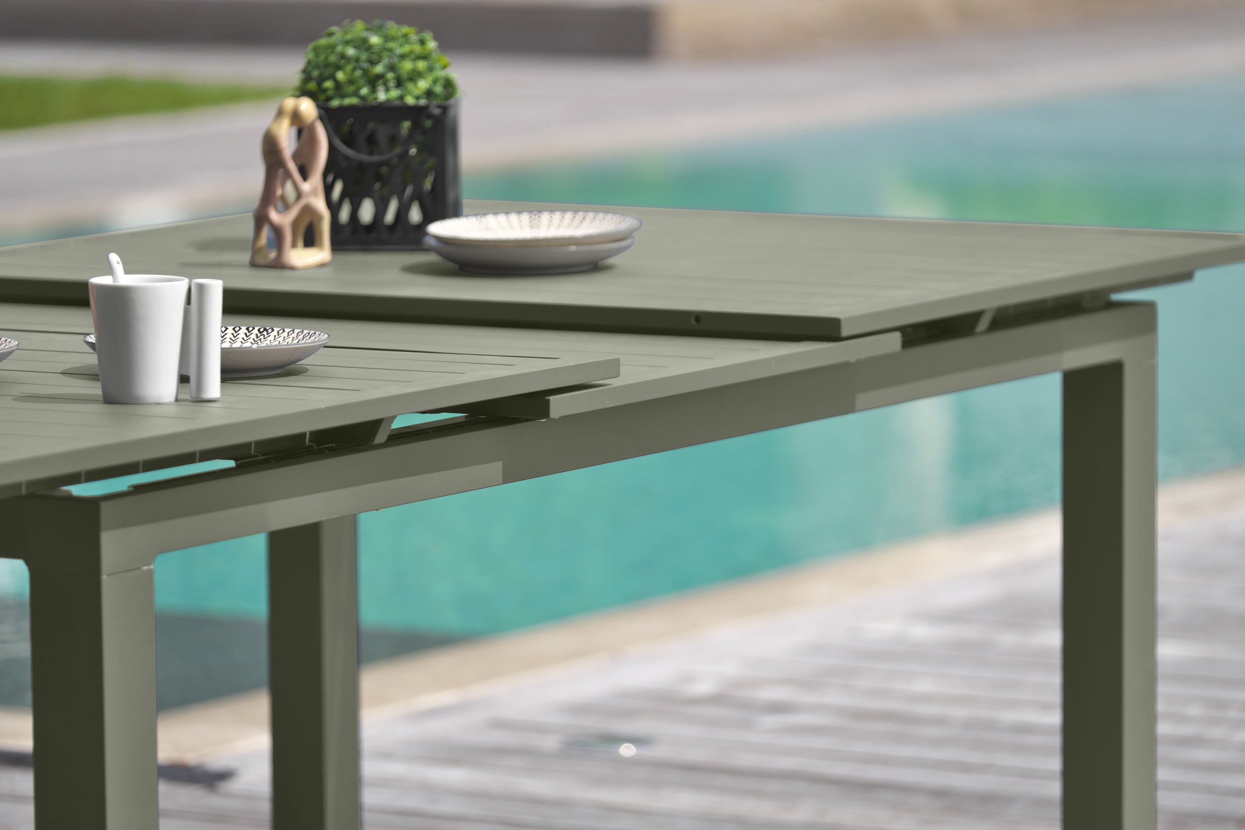 Table de jardin MIAMI (180/240x100 cm) en aluminium avec rallonge automatique - KAKI