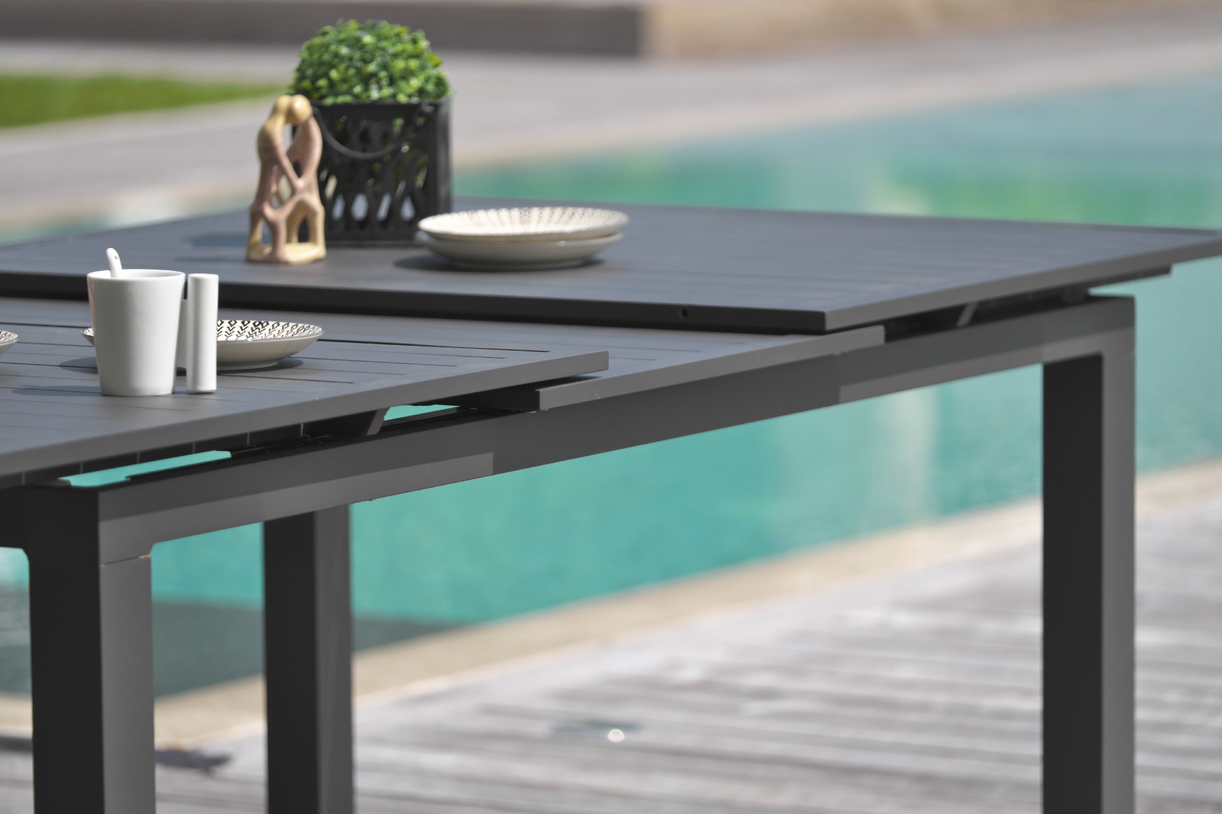 Table de jardin MIAMI-TB300 avec rallonge et 12 fauteuils ALU-MIAMI-FT empilables
