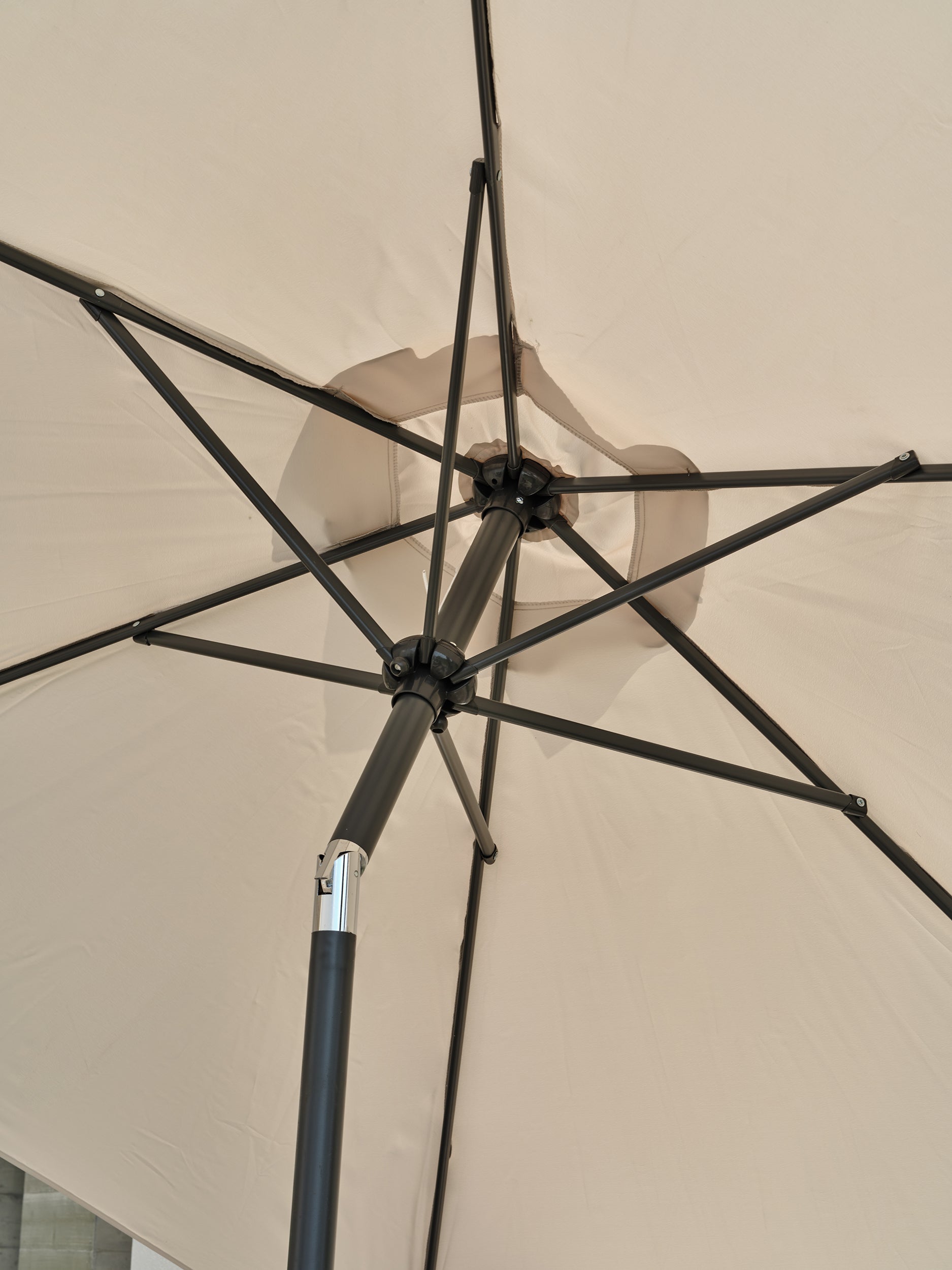 Parasol MARBELLA (diam. 2,7 m) à manivelle en aluminium gris anthracite et polyester - GRIS