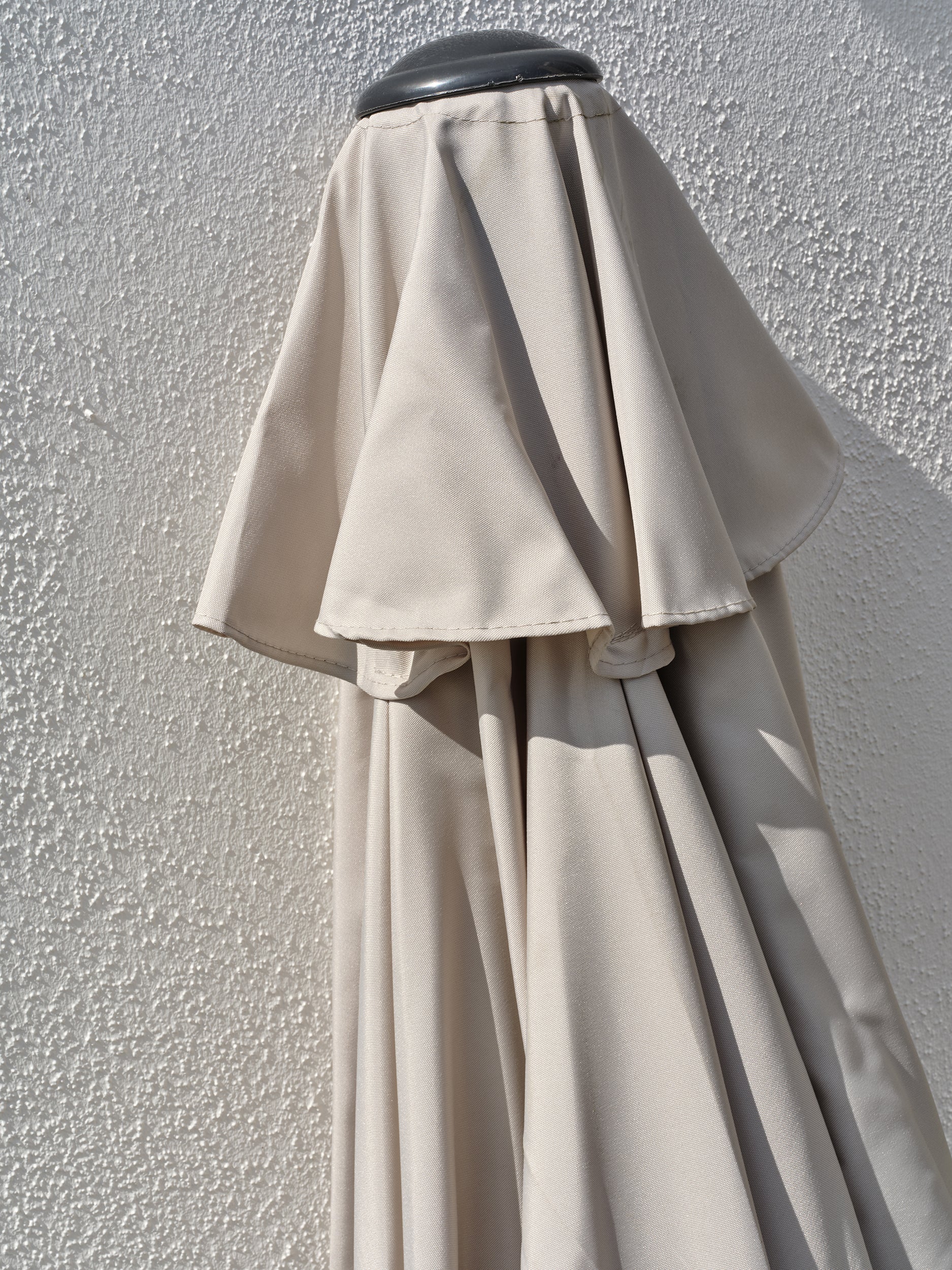 Parasol MARBELLA (diam. 2,7 m) à manivelle en aluminium gris anthracite et polyester - GRIS