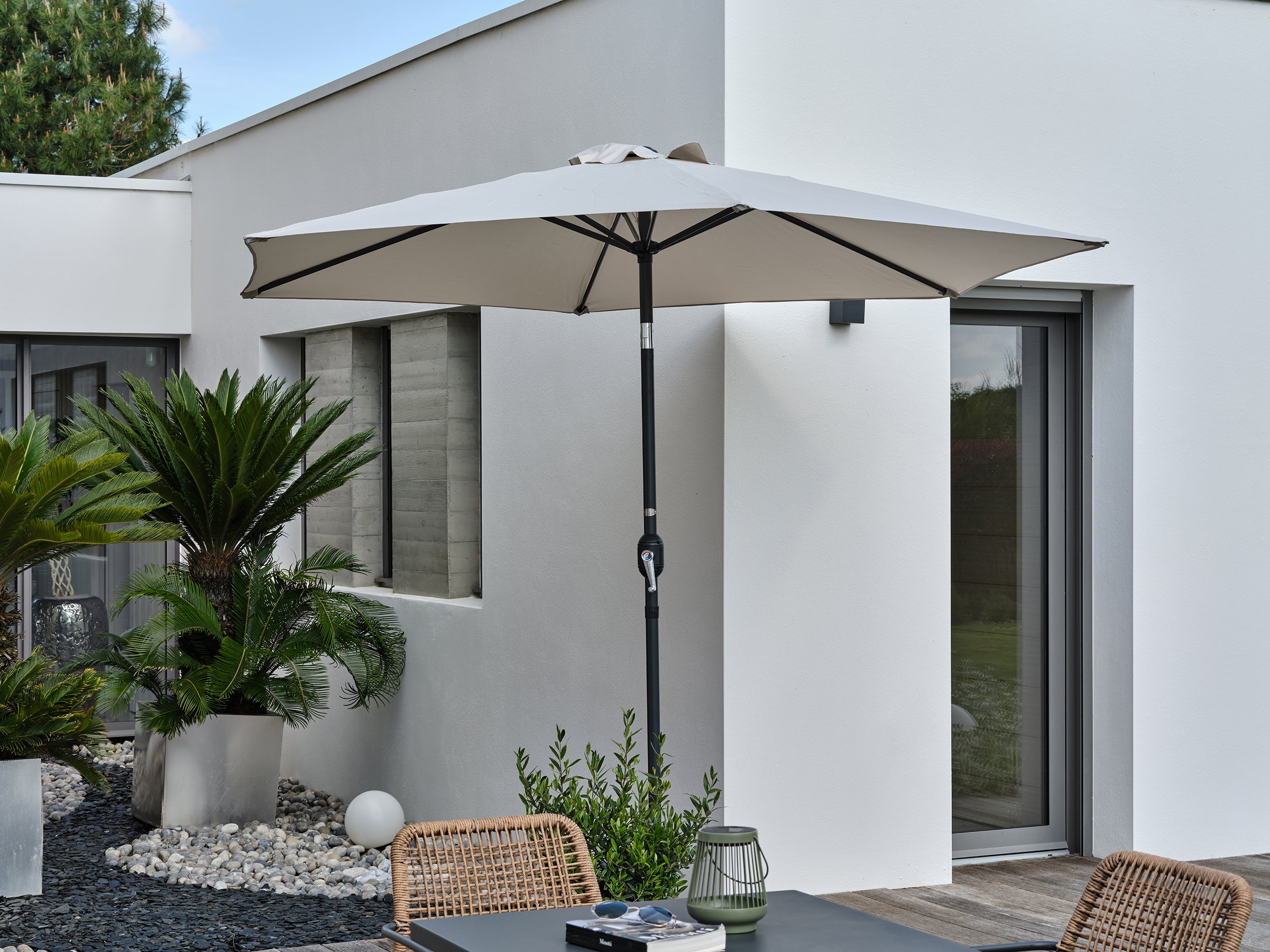 Parasol MARBELLA (diam. 2,7 m) à manivelle en aluminium gris anthracite et polyester - GRIS