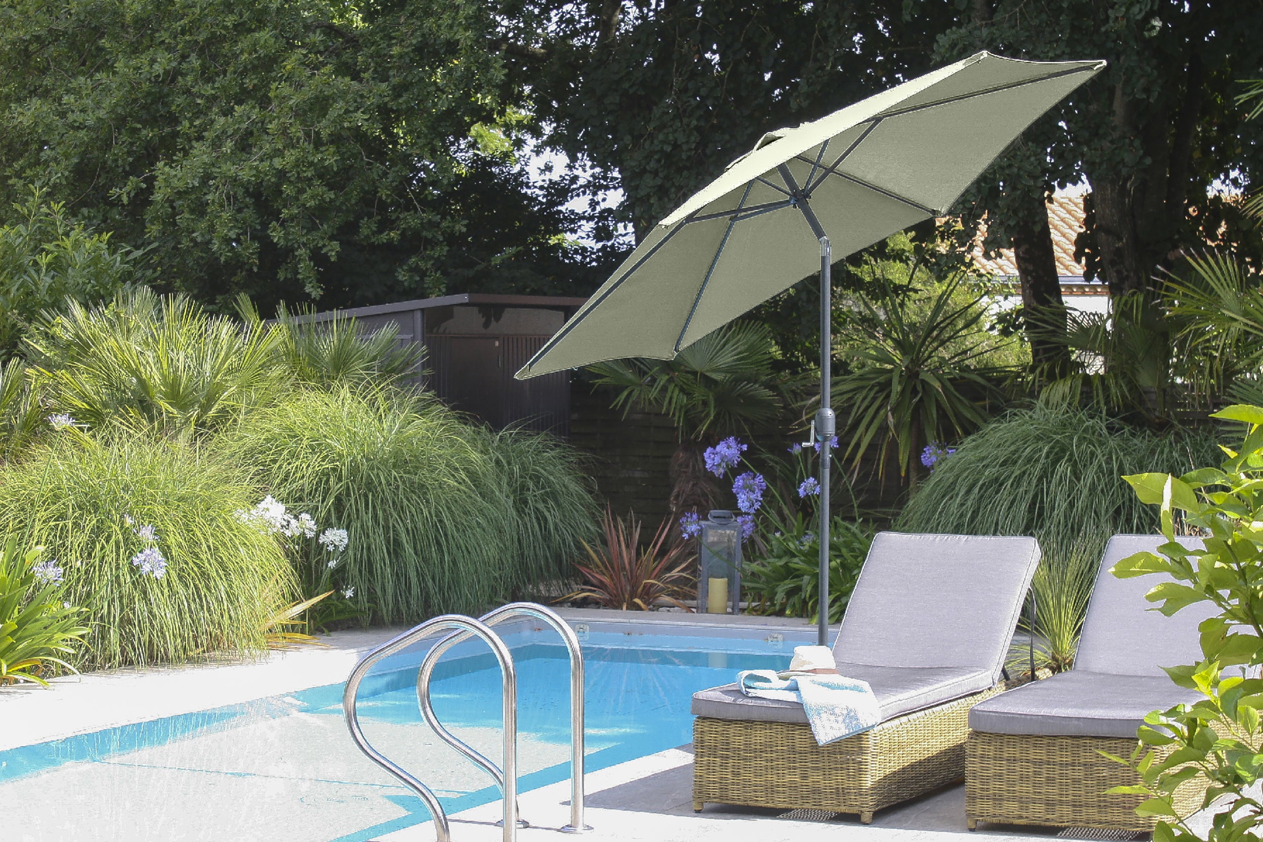 Parasol MARBELLA (diam. 2,7 m) à manivelle en aluminium gris anthracite et polyester - KAKI