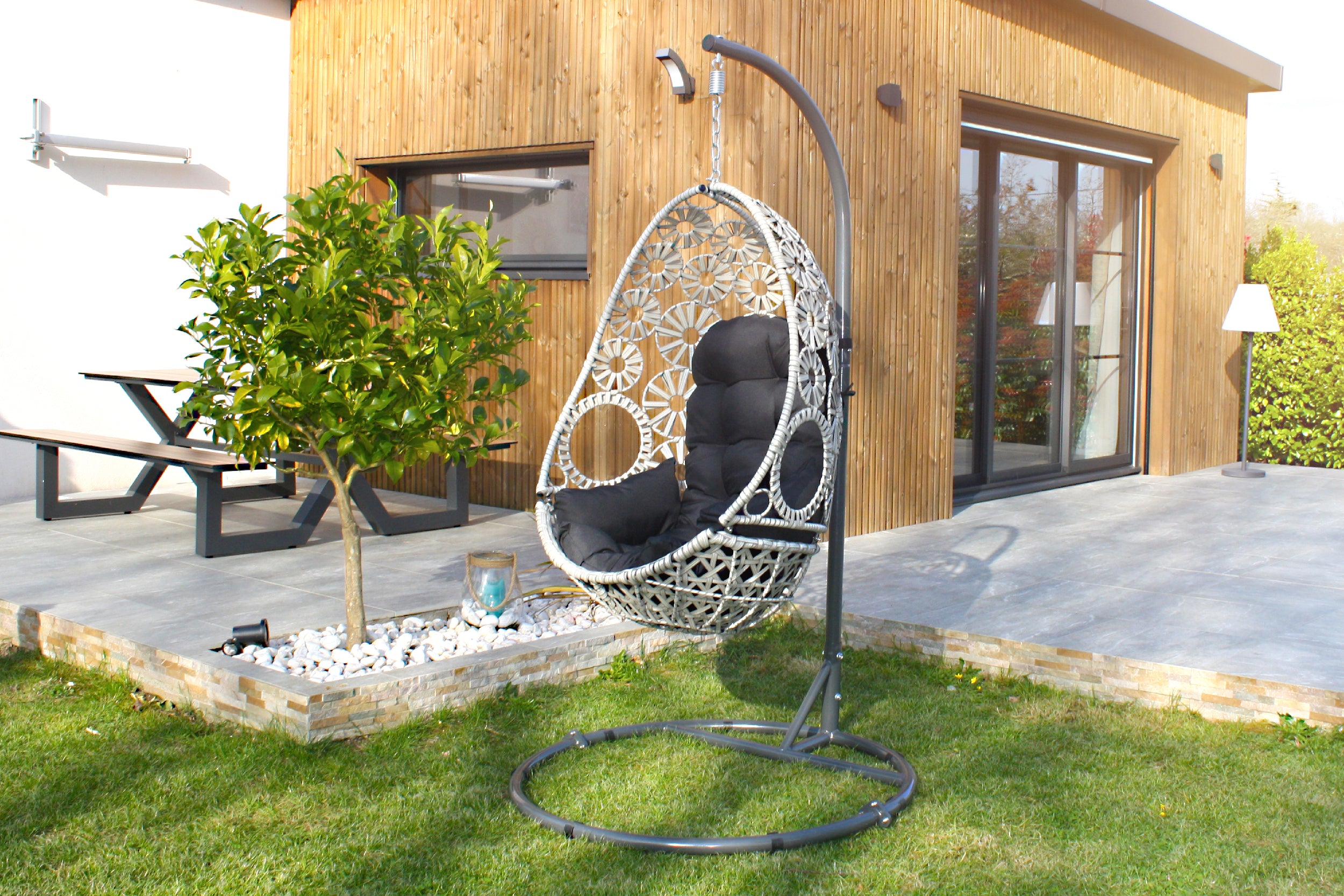 Balancelle de jardin SAMOA en résine tressée avec coussin gris anthracite - ECRU