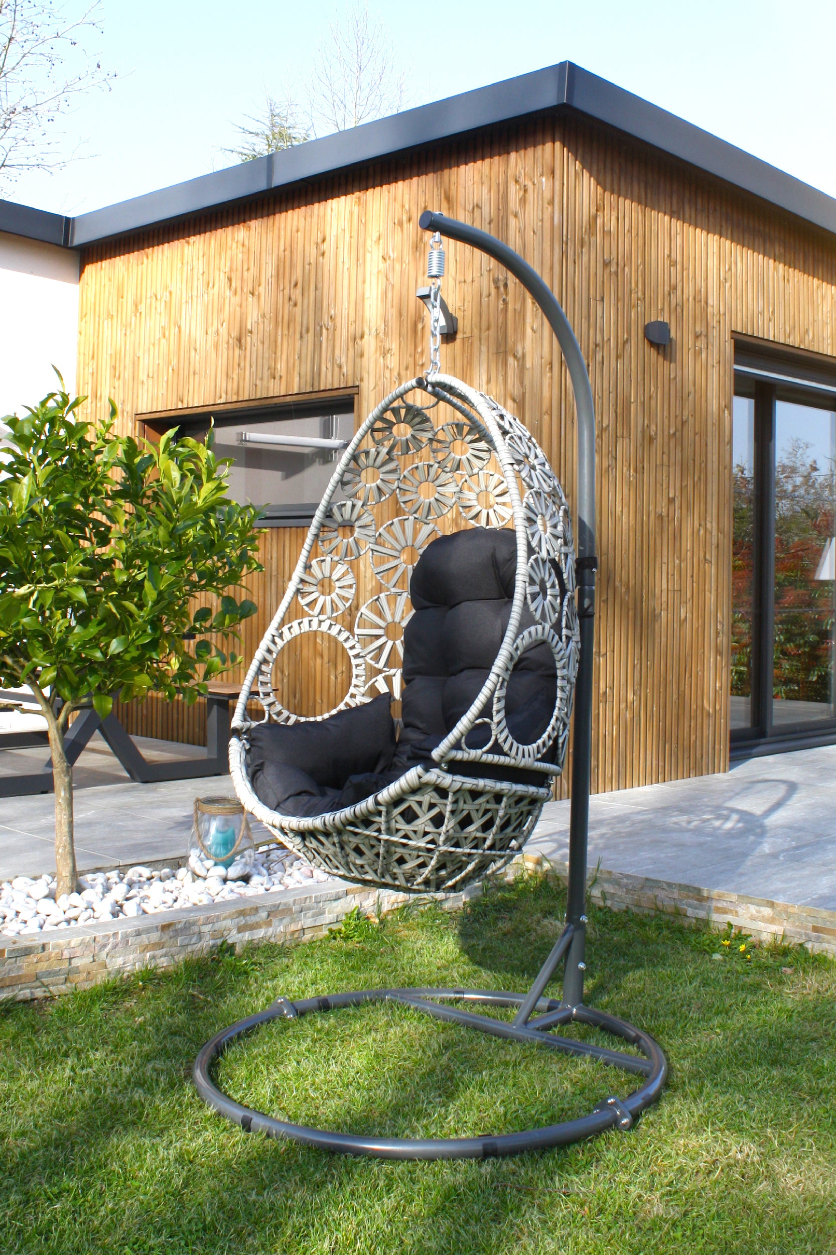 Balancelle de jardin SAMOA en résine tressée avec coussin gris anthracite - ECRU