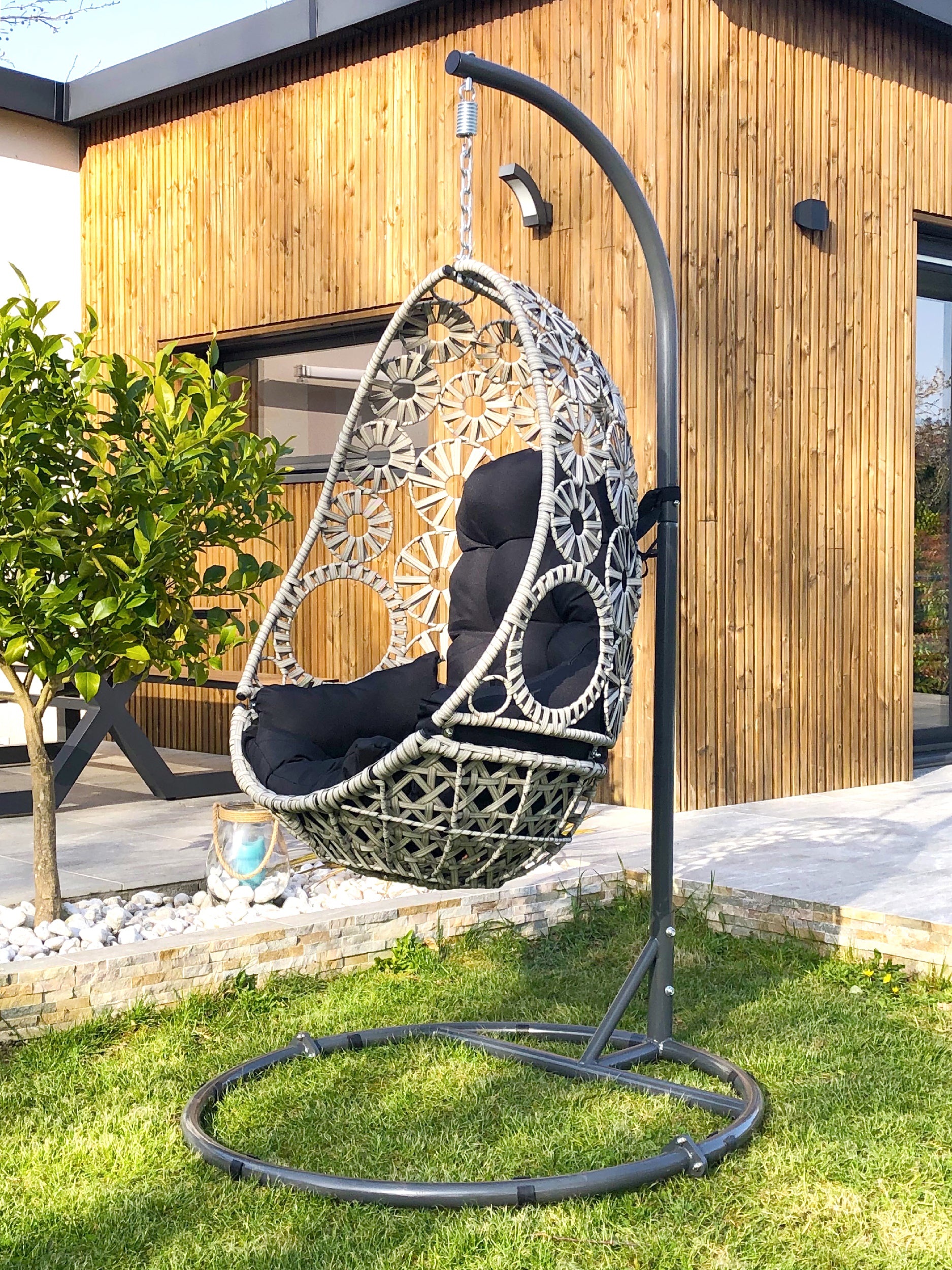 Balancelle de jardin SAMOA en résine tressée avec coussin gris anthracite - ECRU