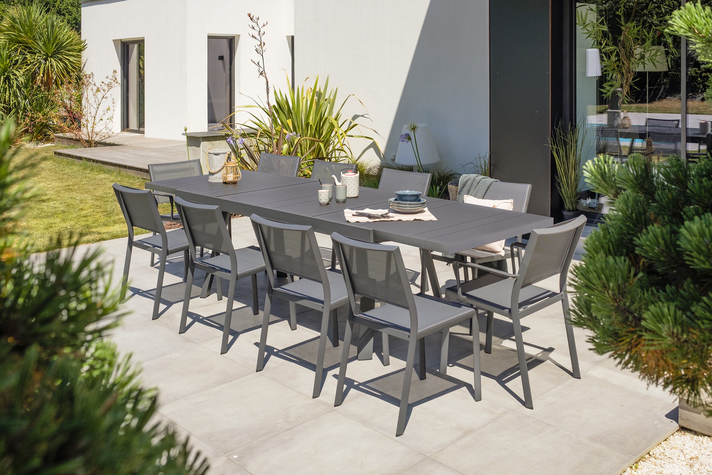 Table de jardin STOCKHOLM-TB300-ALU avec rallonge, 8 chaises STOCKHOLM-CH empilables et 2 fauteuils STOCKHOLM-FT empilables