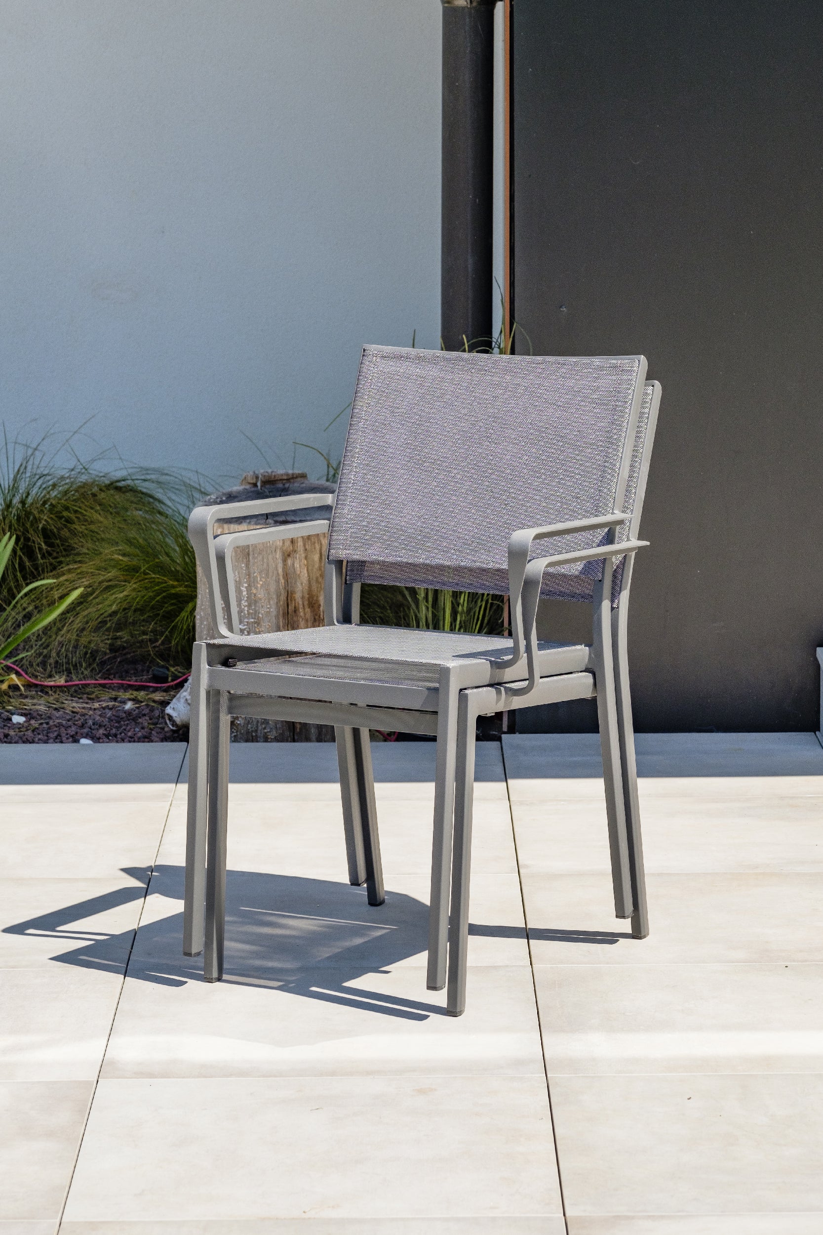 Table de jardin STOCKHOLM-TB300-ALU avec rallonge, 8 chaises STOCKHOLM-CH empilables et 2 fauteuils STOCKHOLM-FT empilables