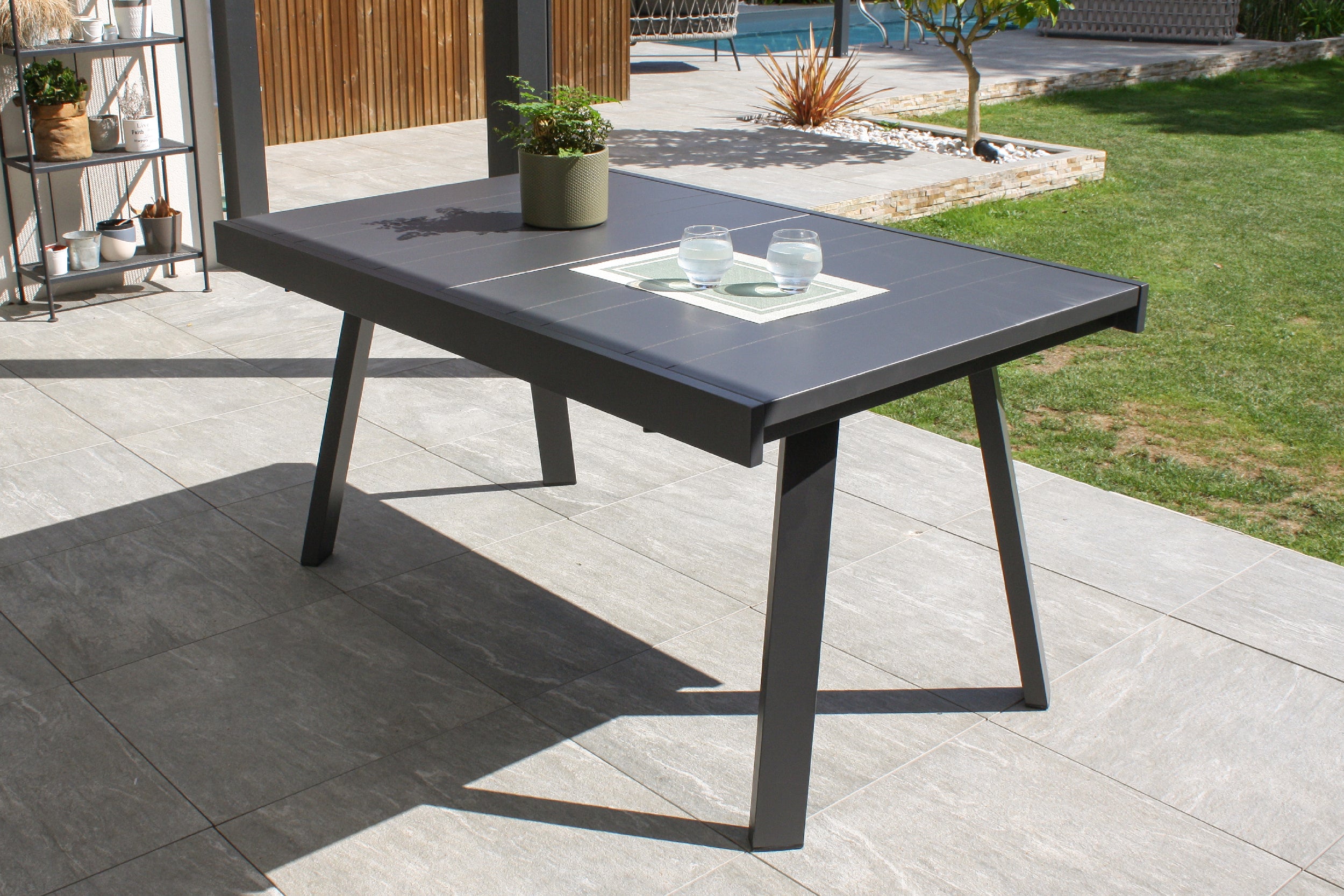 Table de jardin STOCKHOLM (150/225x96 cm) en aluminium avec rallonge intégrée - GRIS ANTHRACITE