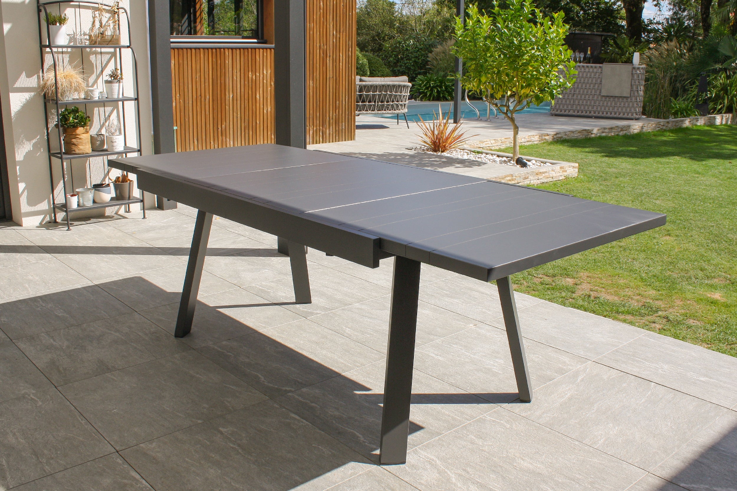 Table de jardin STOCKHOLM (150/225x96 cm) en aluminium avec rallonge intégrée - GRIS ANTHRACITE