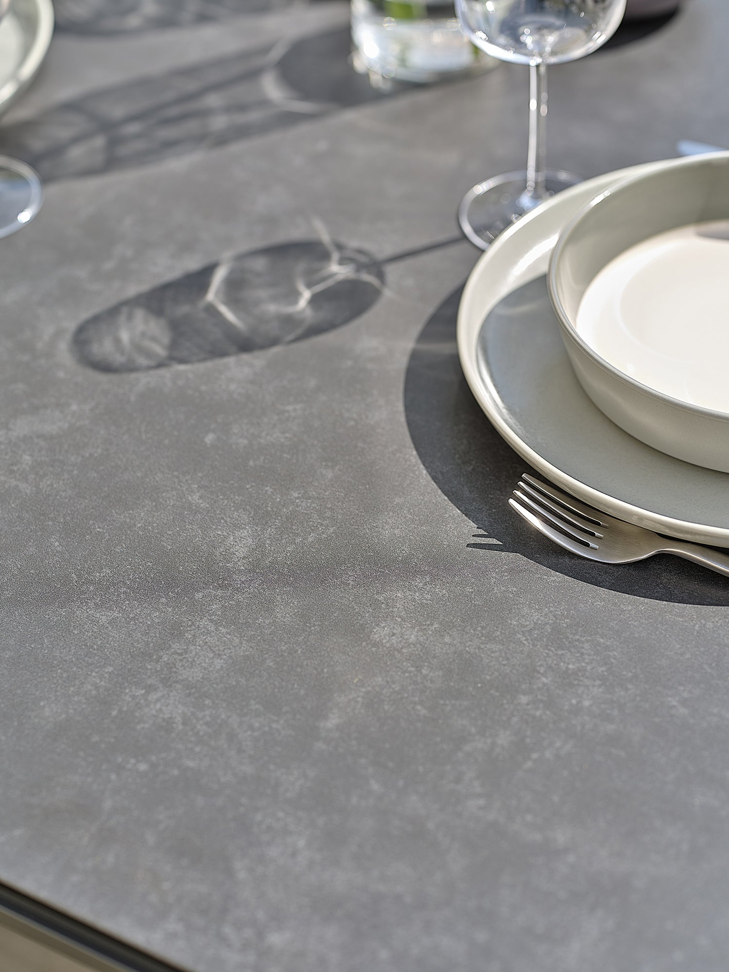 Ensemble repas de jardin Tigua 8 places avec plateau en céramique sur verre - Gris anthracite 200 cm