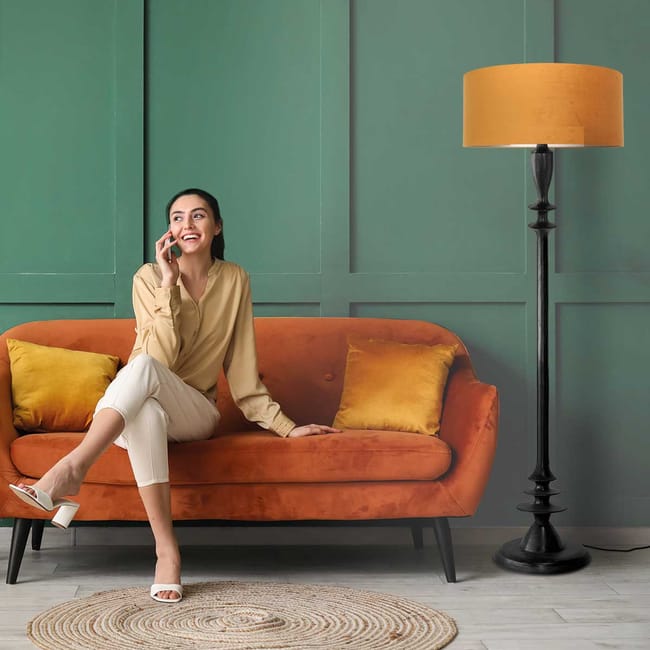 Lampadaire noir en bois et abat-jour en velours doré