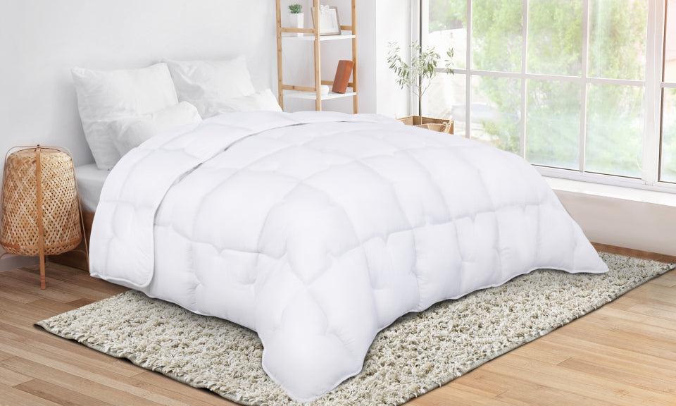 Couette extra chaude blanche 240x260cm anti-acariens - microfibres 700 g/m2 + 2 oreillers moelleux 500 g/m2