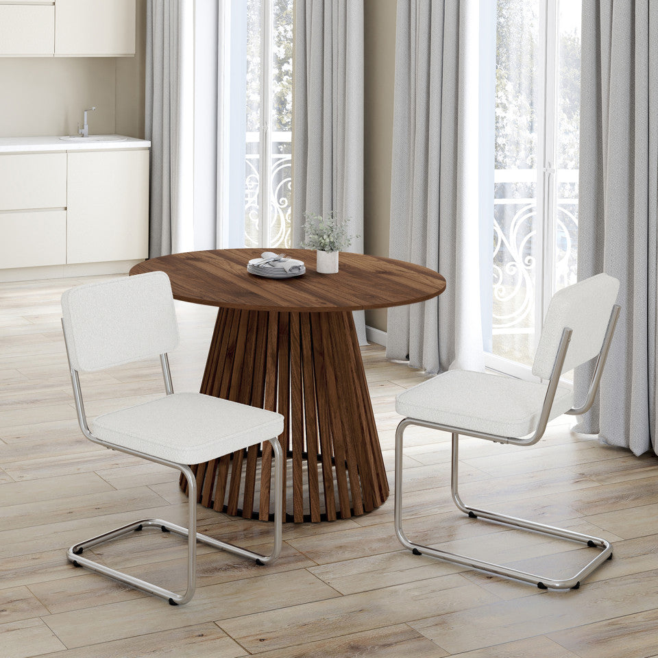 Chaises Naya en bouclette crème et pied métal cantilever - lot de 4