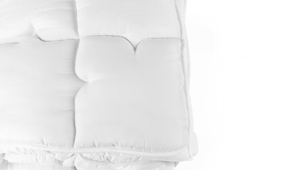 Couette extra chaude blanche 240x260cm anti-acariens - microfibres 700 g/m2 + 2 oreillers moelleux 500 g/m2