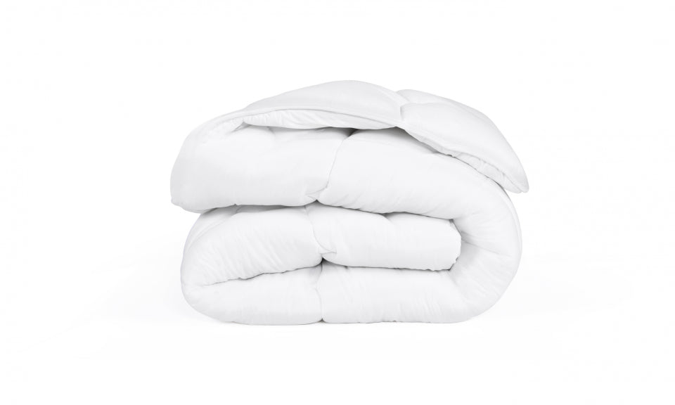 Couette extra chaude blanche 240x260cm anti-acariens - microfibres 700 g/m2 + 2 oreillers moelleux 500 g/m2