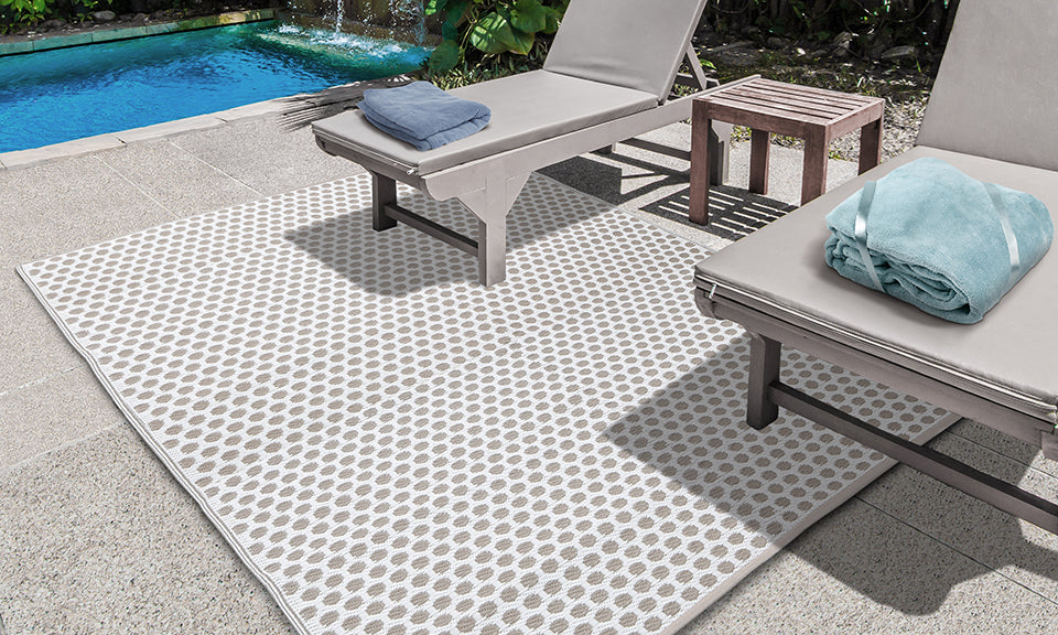 Tapis extérieur rectangulaire 160 x240cm taupe Manila motifs "pois"