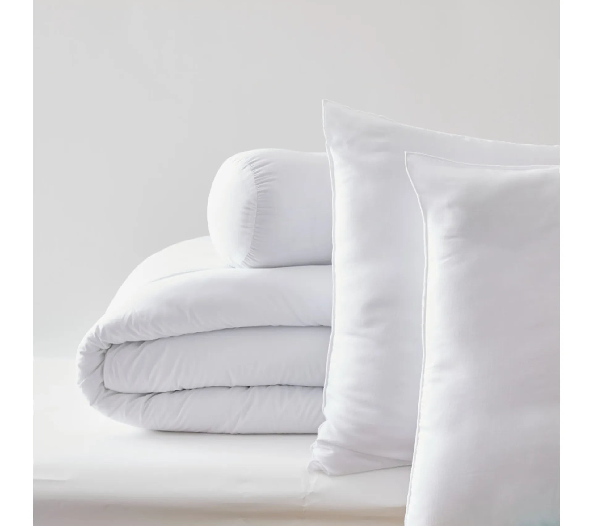 Pack 4 pièces Couette 260 x 240 cm + 2 Oreillers 60 x 60 + Polochon 160 Gamme  "Douceur" - Traité Anti Acarien Soft & Care