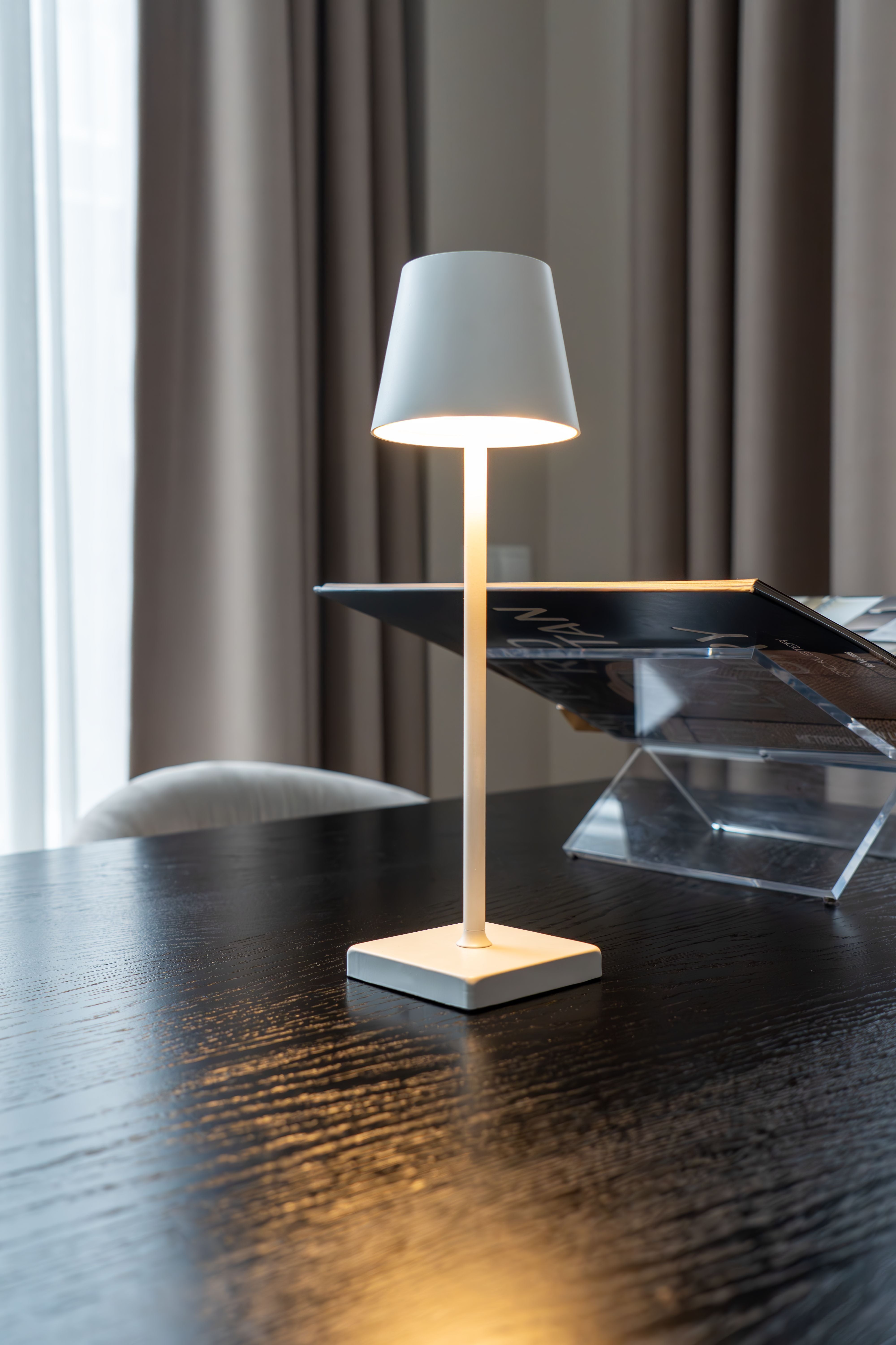 FlinQ Lampe de Table Nova Blanche - Rechargeable et avec Commande Tactile