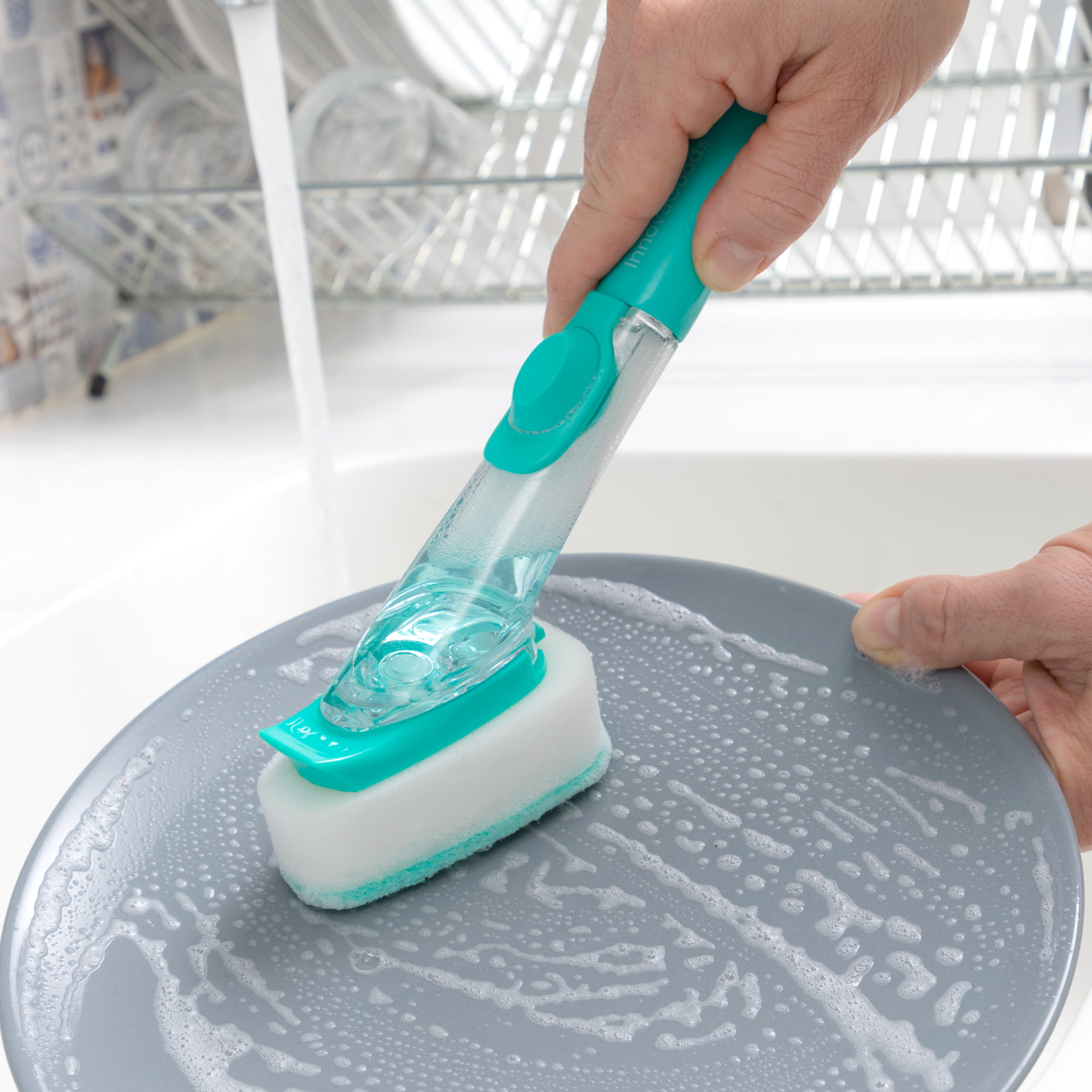 Brosse à récurer avec manche et distributeur de savon Cleasy