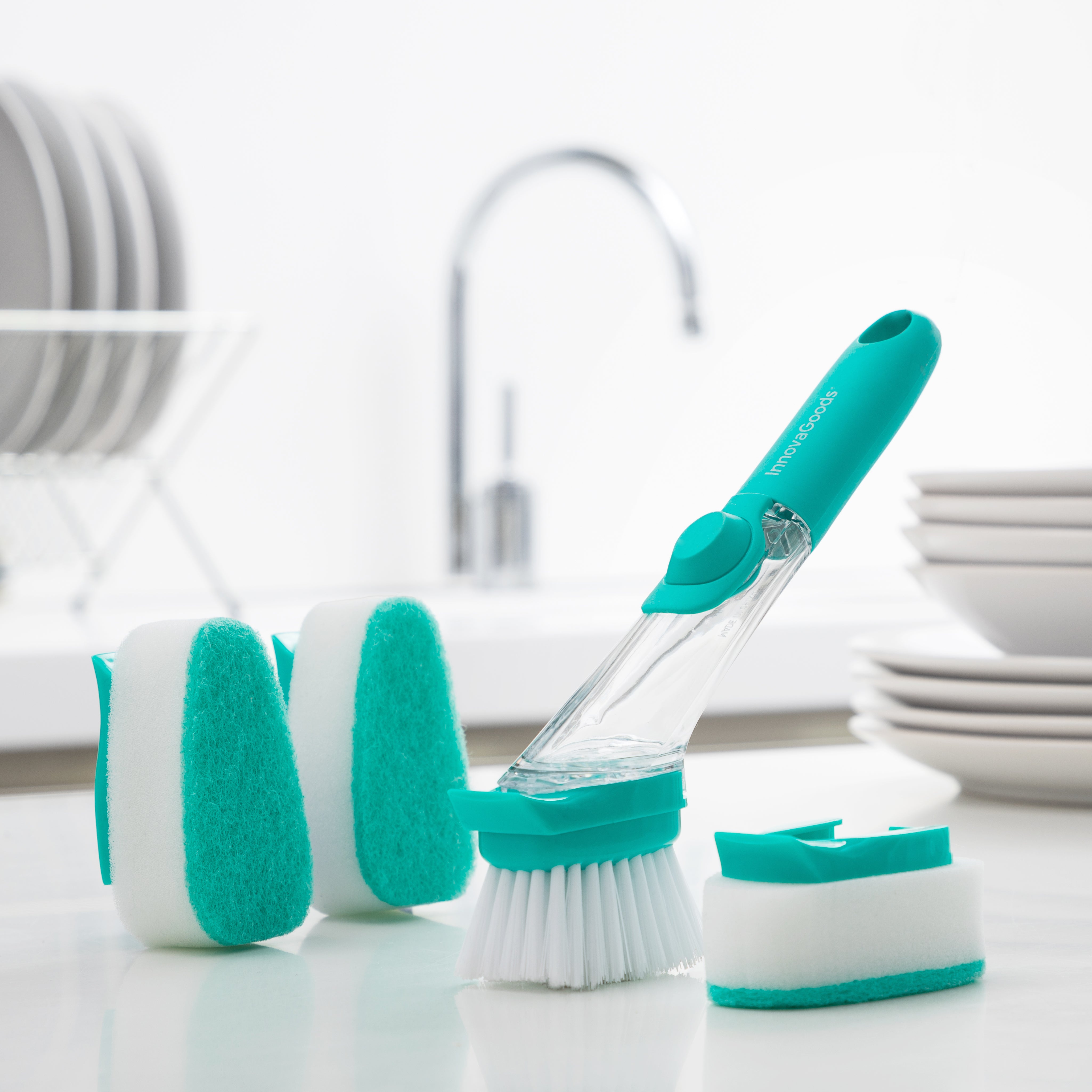 Brosse à récurer avec manche et distributeur de savon Cleasy