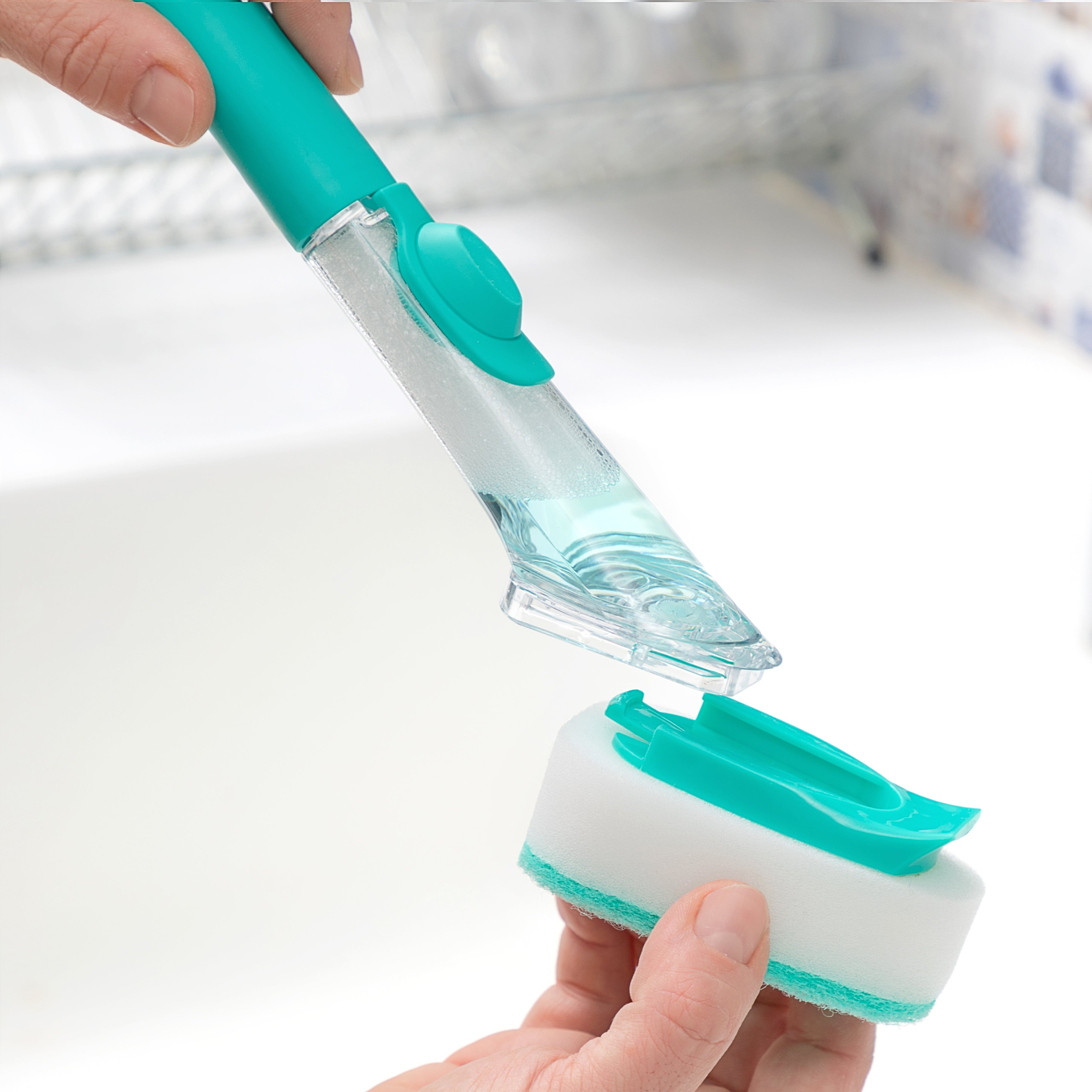 Brosse à récurer avec manche et distributeur de savon Cleasy