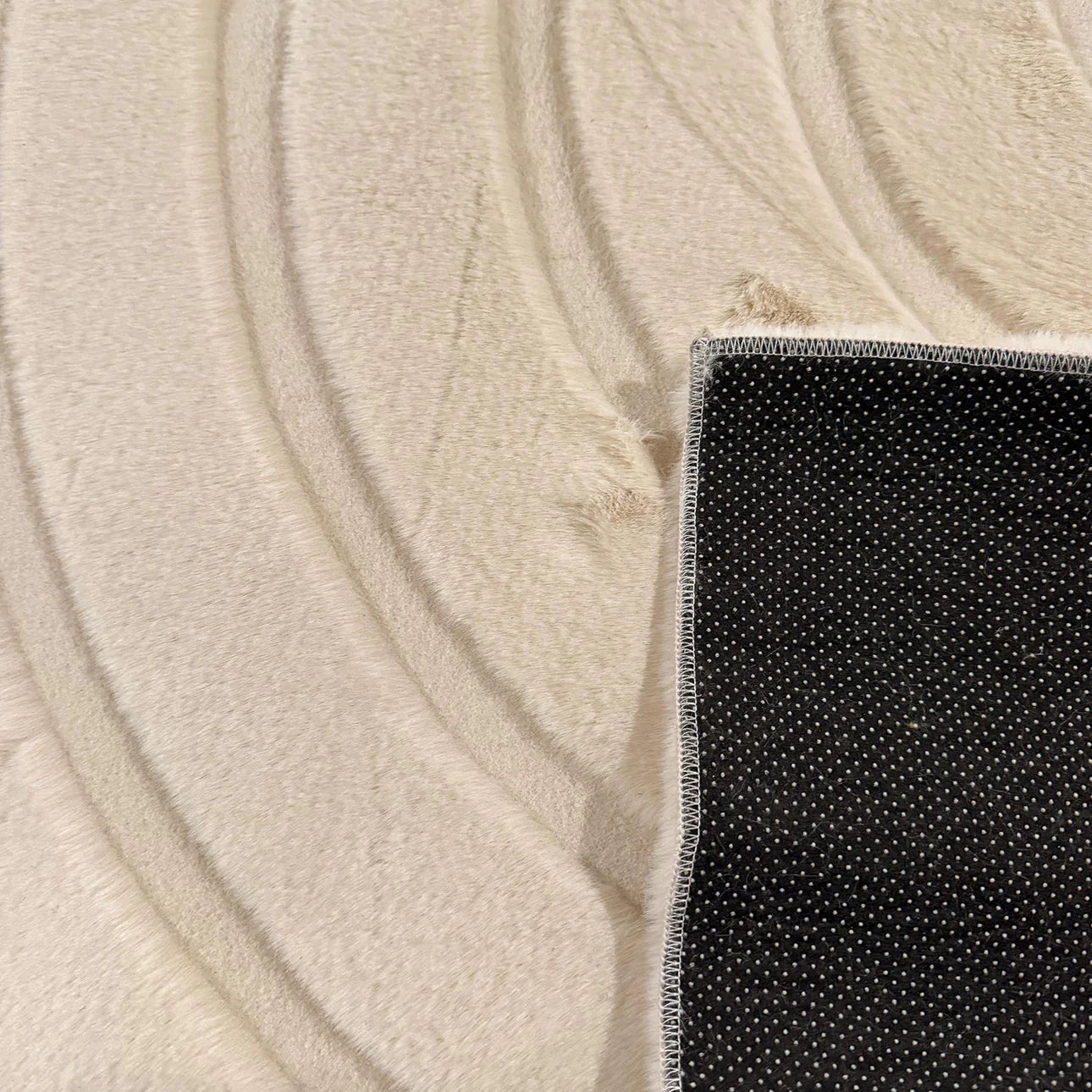 Tapis doux á motifs en relief beige - Alaska