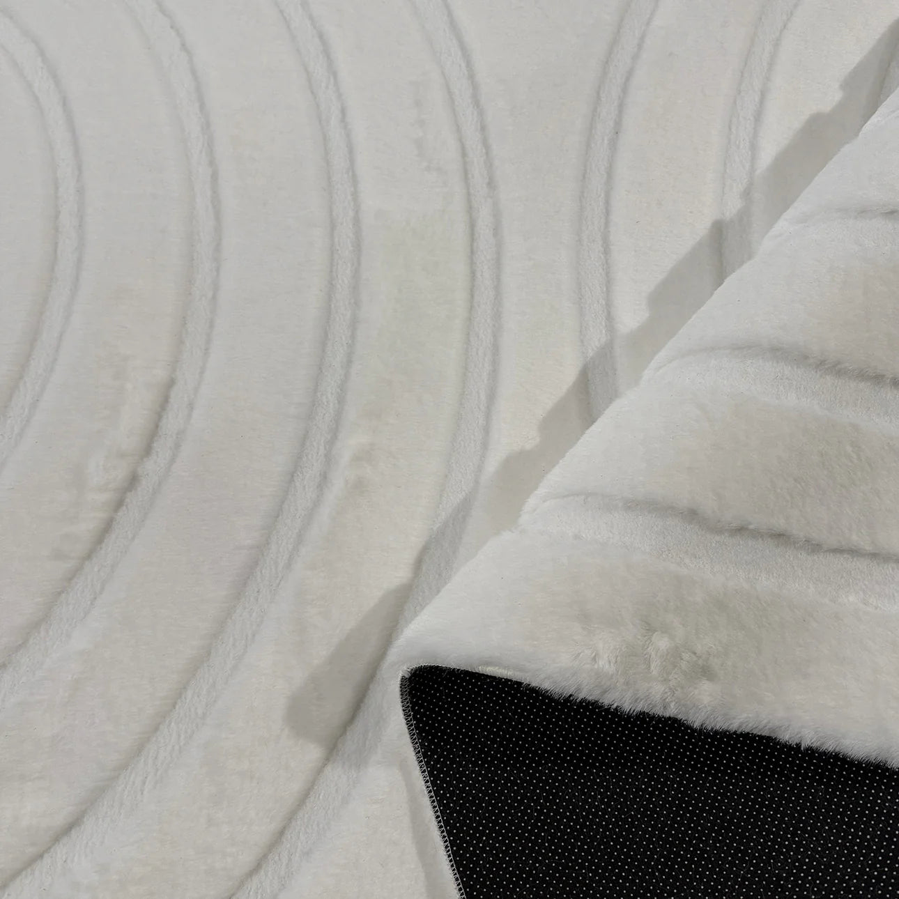 Tapis doux á motifs en relief blanc - Alaska