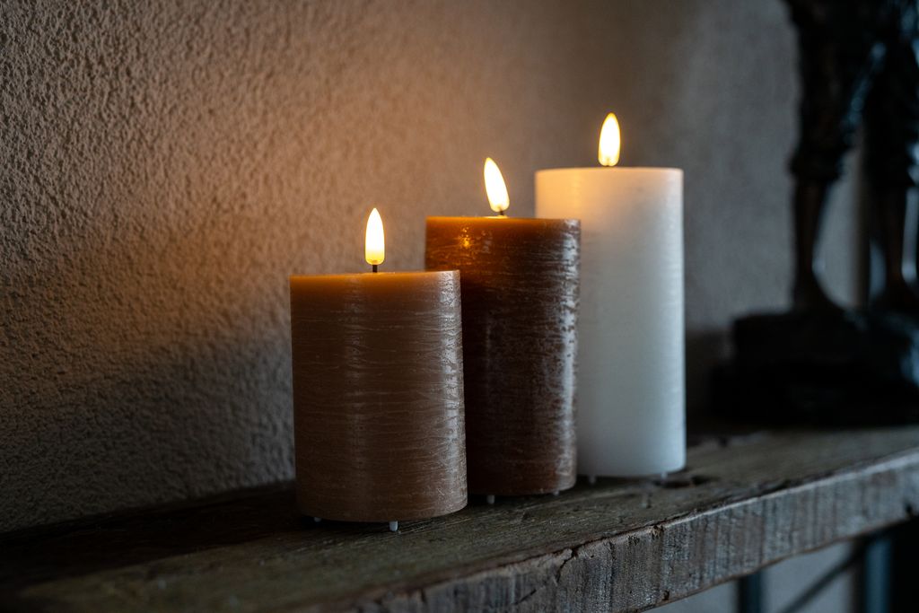 FlinQ - Ensemble de 3 bougies LED rechargeables à flamme vacillante - Télécommande incluse - Nuits urbaines