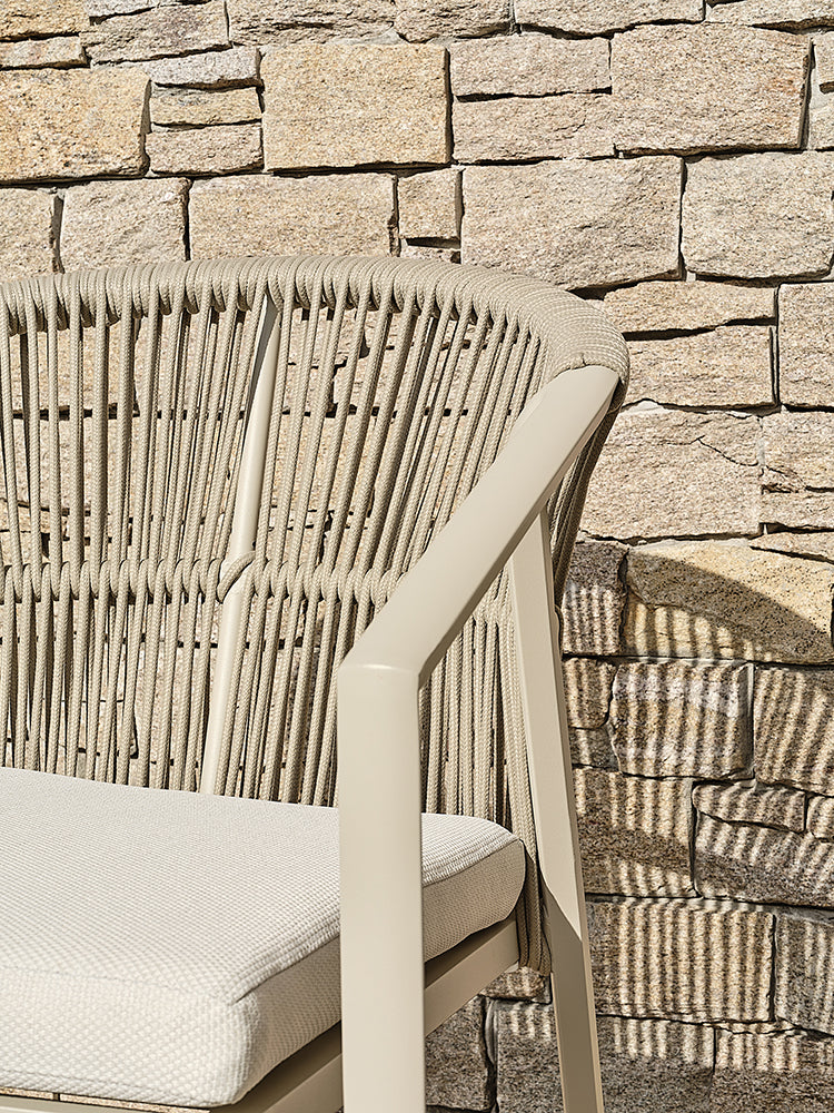 Lot de 2 fauteuils de jardin design grège avec coussins ivoire GAMBI