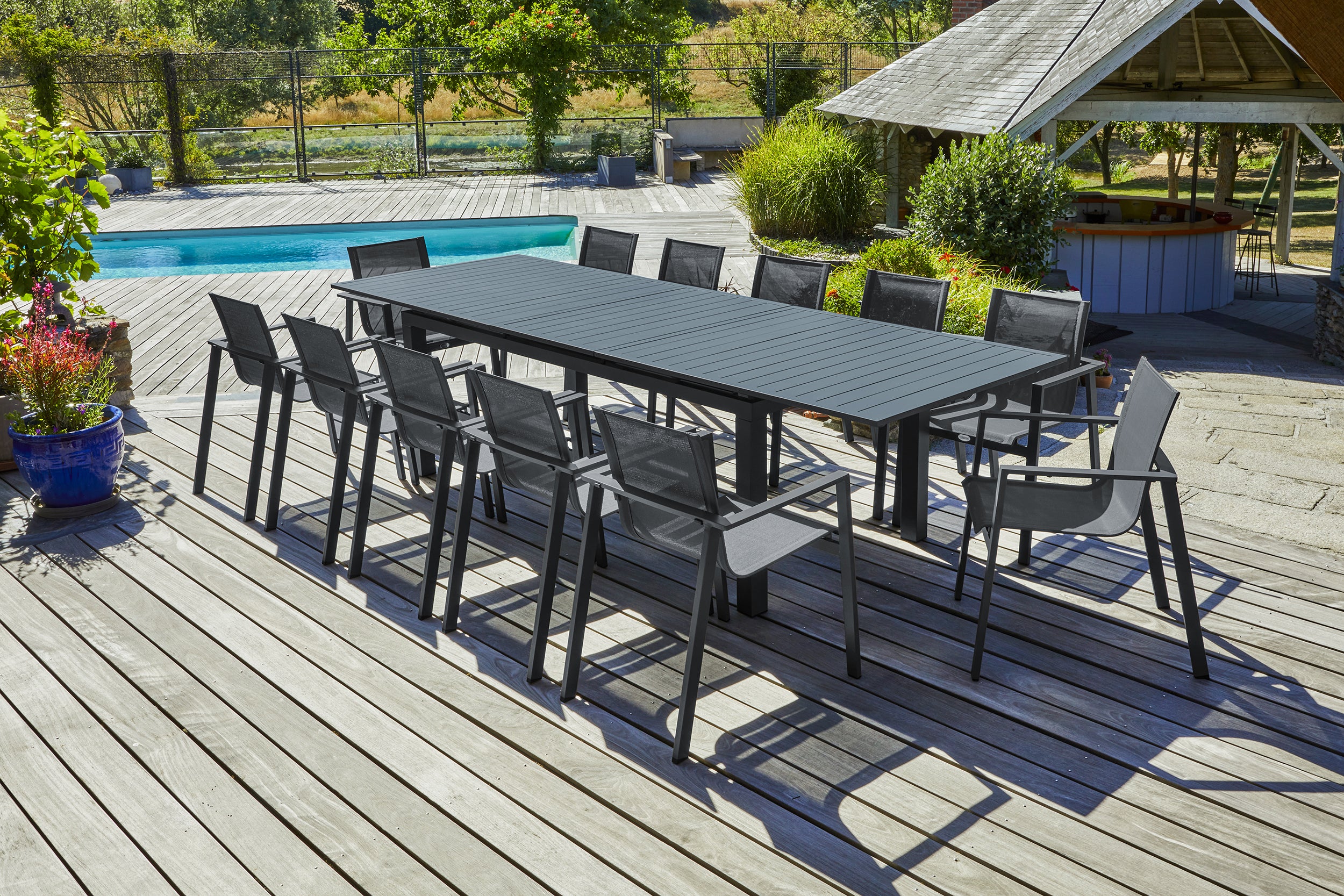 Table de jardin MIAMI-TB300 avec rallonge et 12 fauteuils ALU-MIAMI-FT empilables