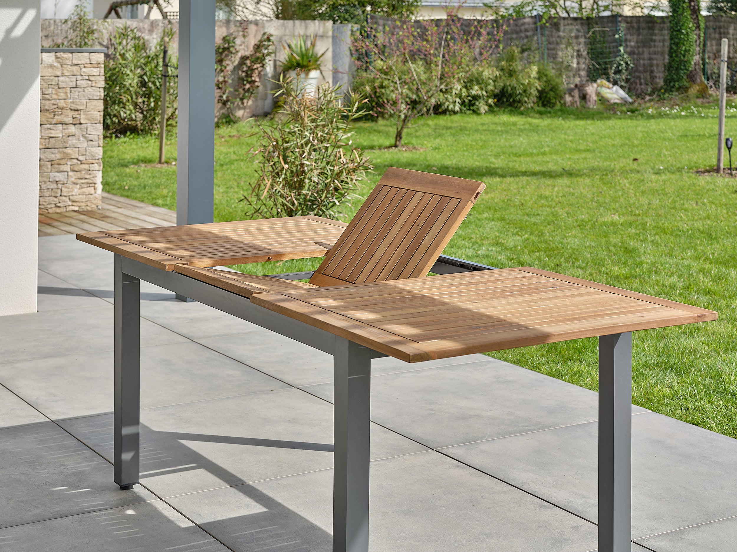 Table de jardin extensible en acacia massif ORSINO - alu anthracite 150 à 200 cm