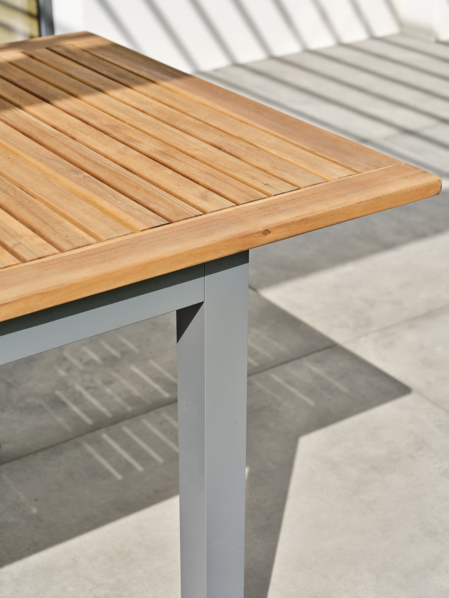 Table de jardin extensible en acacia massif ORSINO - alu anthracite 150 à 200 cm