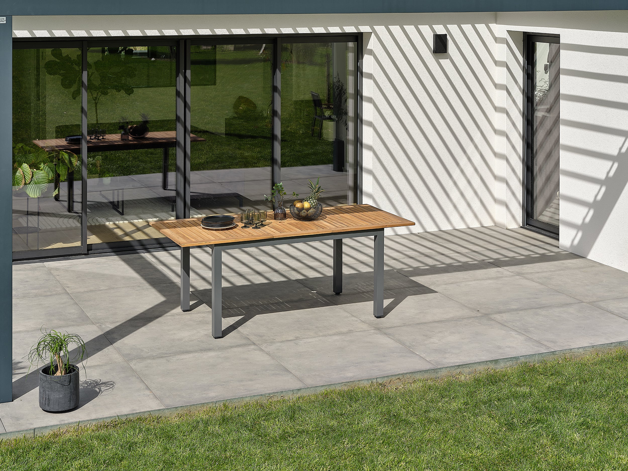 Table de jardin extensible en acacia massif ORSINO - alu anthracite 150 à 200 cm