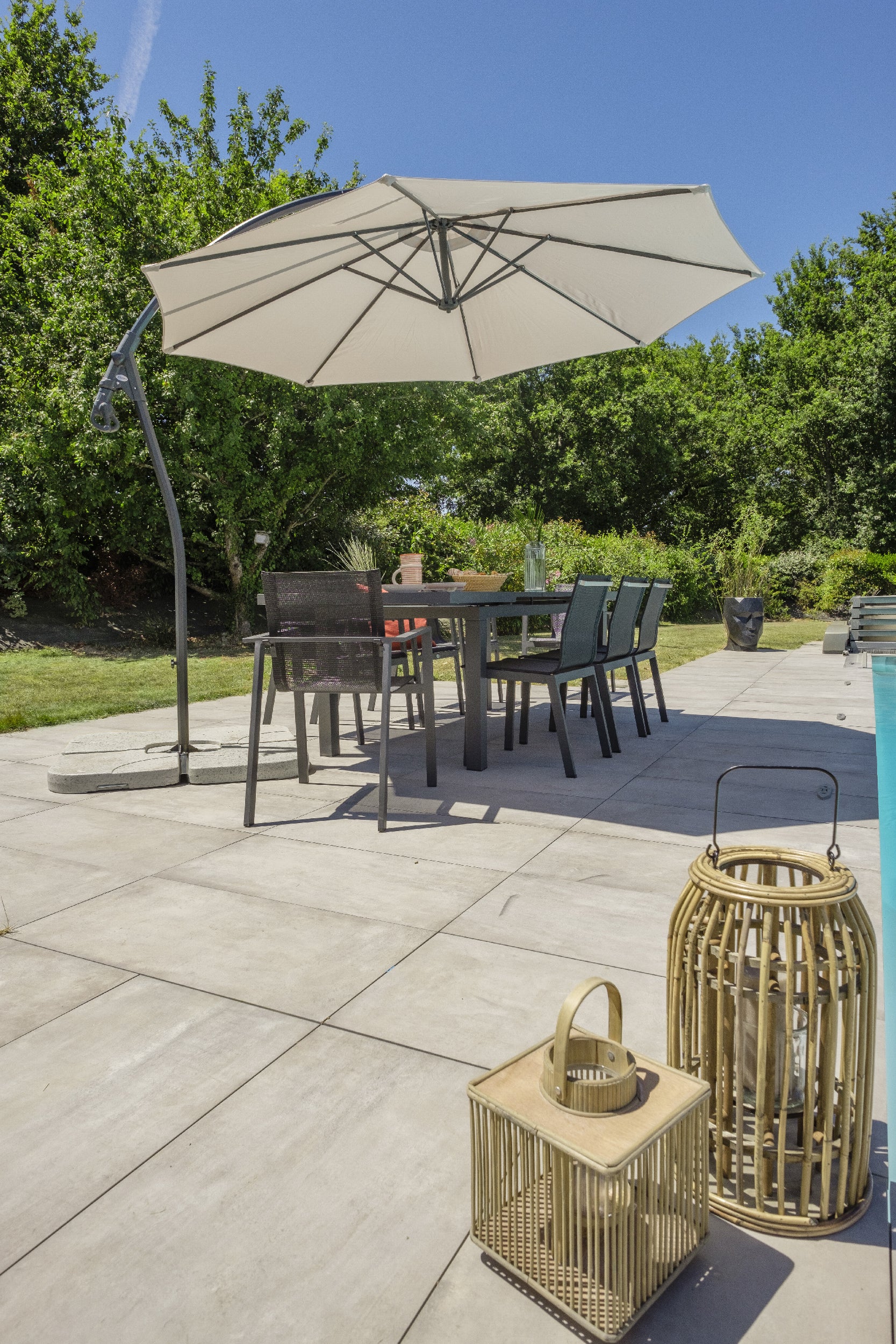 Parasol déporté MALAGA (3x3 m) en aluminium gris anthracite et polyester - GRIS
