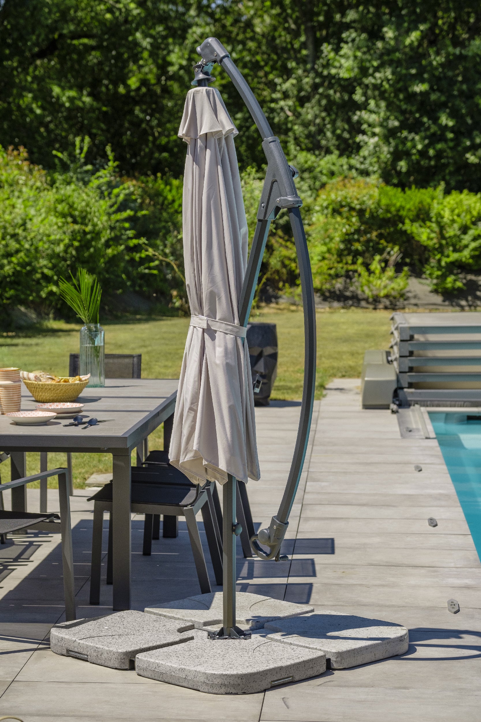 Parasol déporté MALAGA (3x3 m) en aluminium gris anthracite et polyester - GRIS