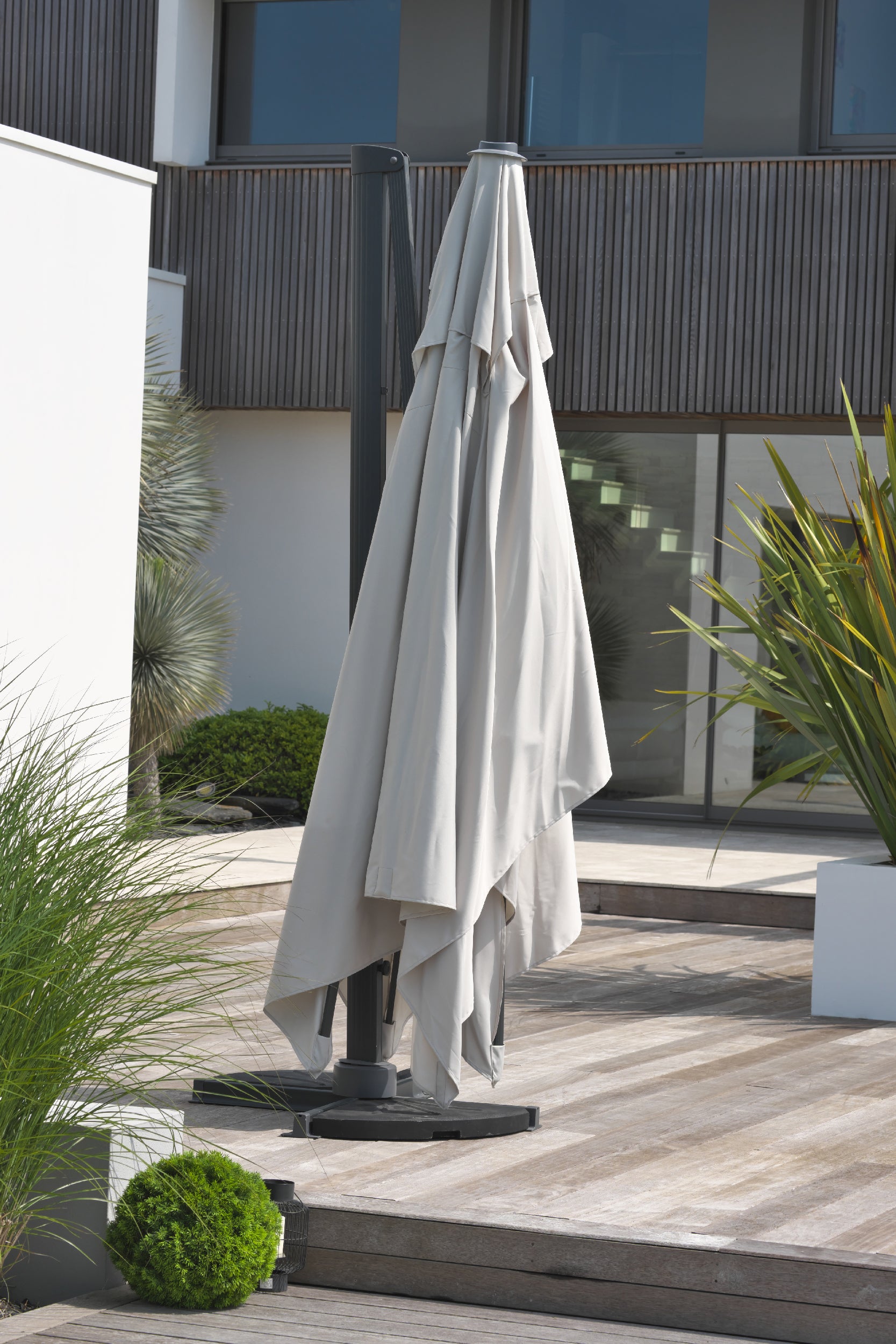 Parasol déporté SEVILLA (4x3 m) en aluminium gris anthracite et polyester - GRIS