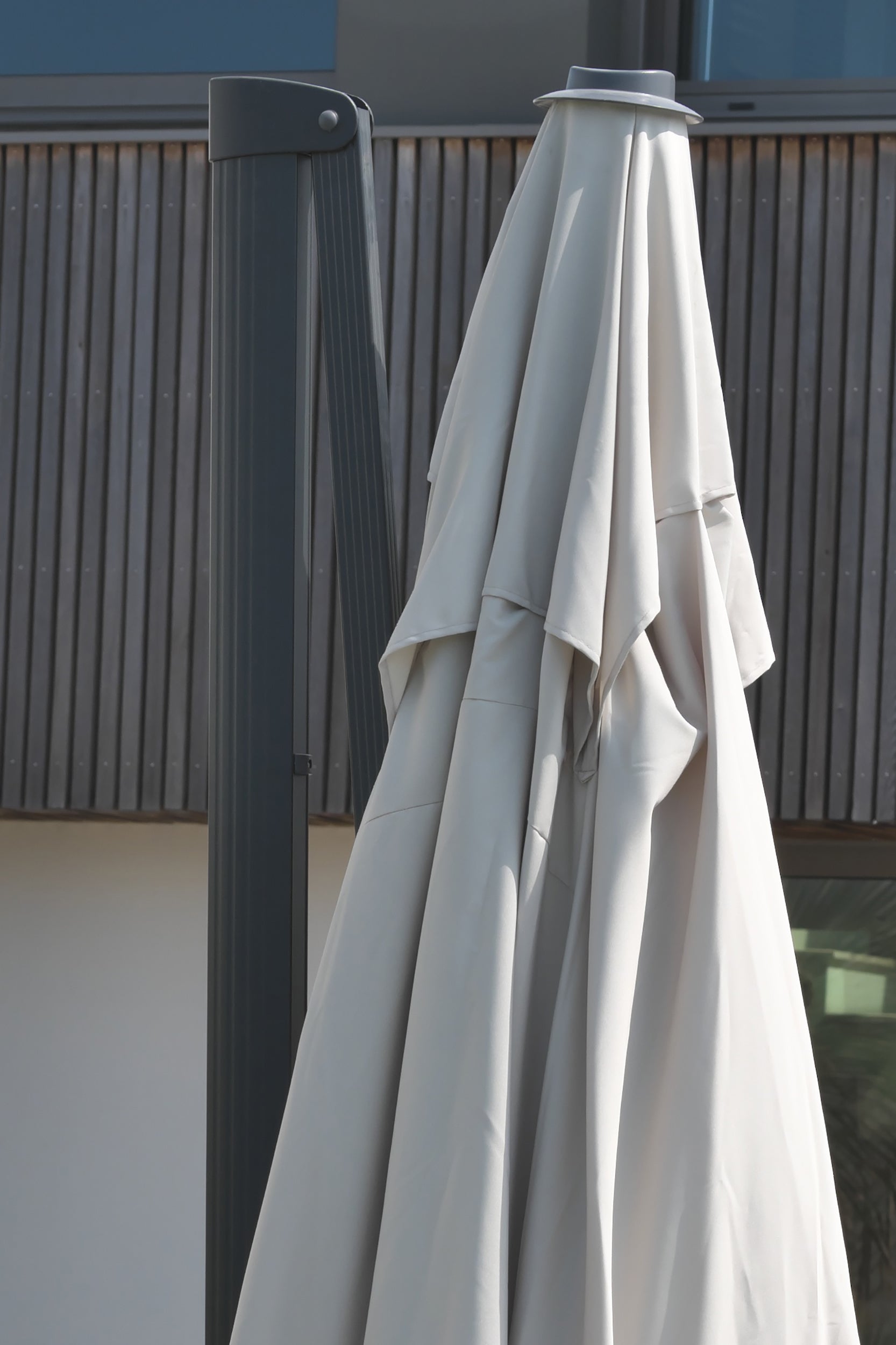 Parasol déporté SEVILLA (2,5x2,5 m) en aluminium gris anthracite et toile polyester - GRIS