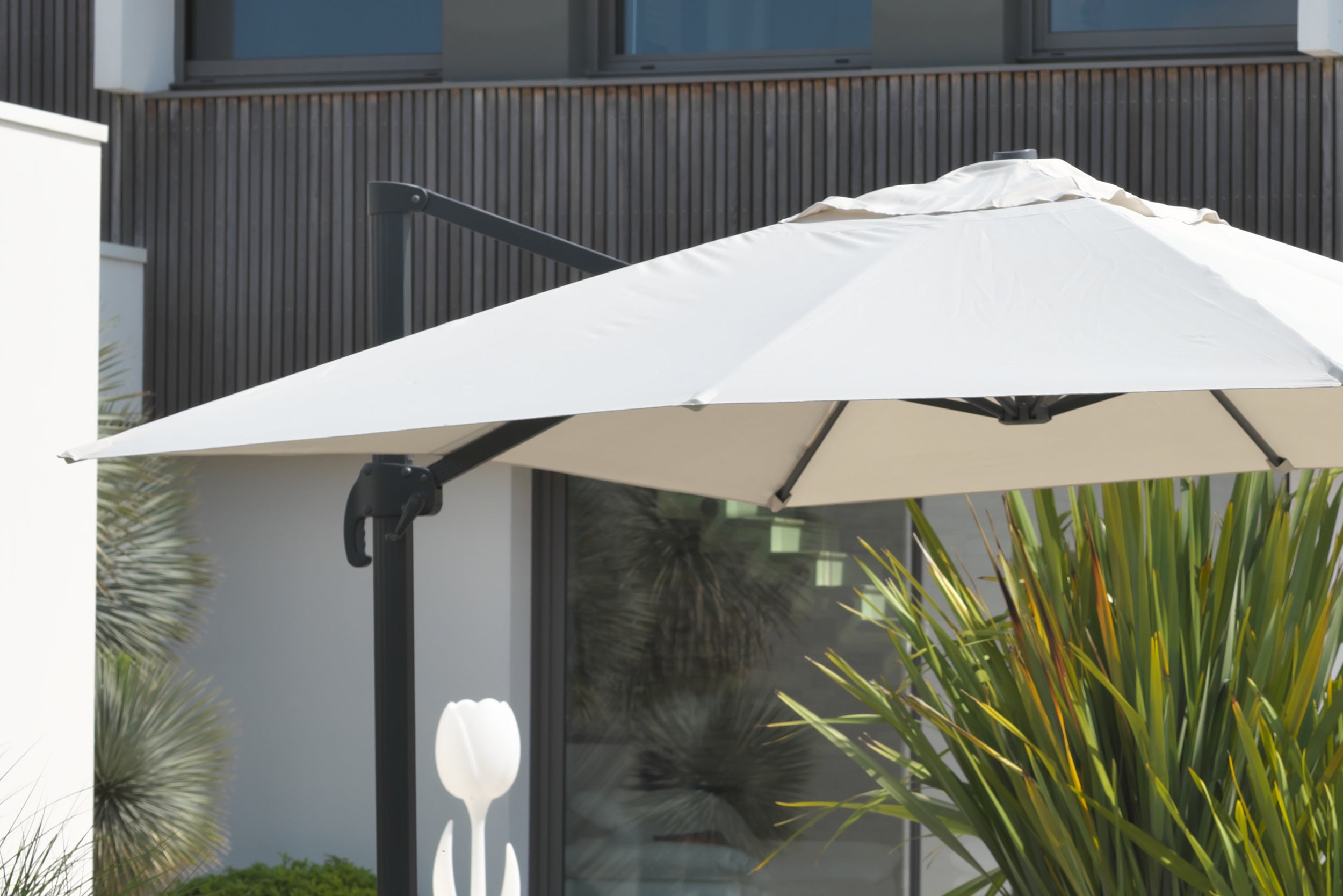Parasol déporté SEVILLA (2,5x2,5 m) en aluminium gris anthracite et toile polyester - GRIS