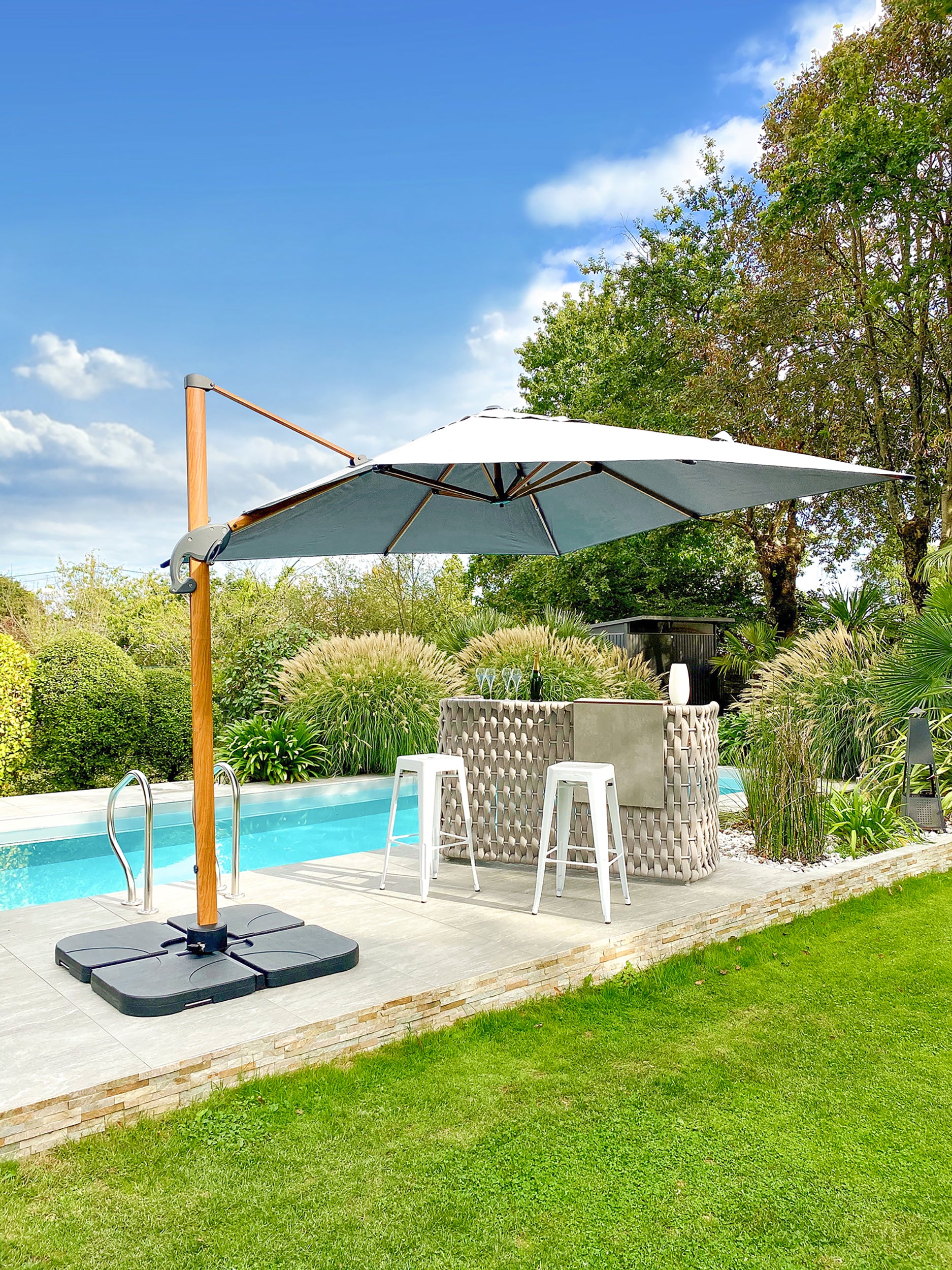 Parasol déporté SEVILLA (2,5x2,5 m) en aluminium imitation bois et toile polyester - GRIS