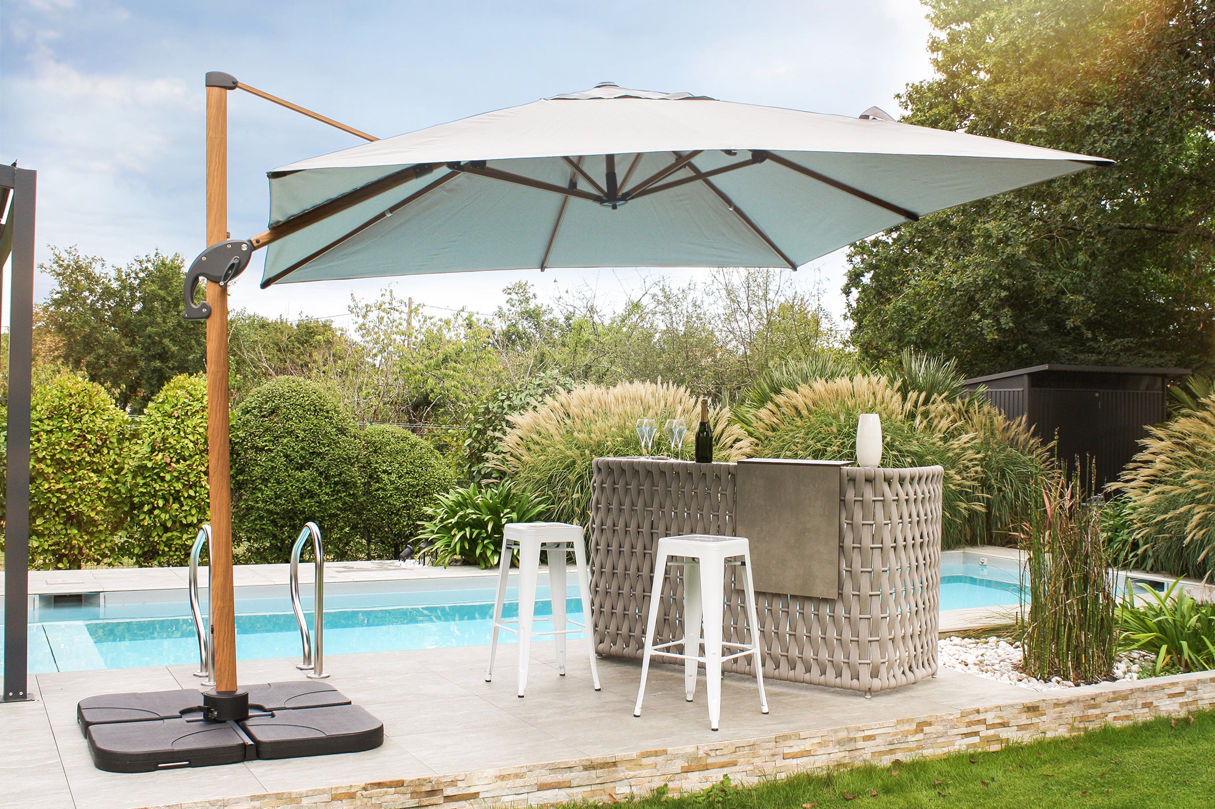 Parasol déporté SEVILLA (2,5x2,5 m) en aluminium imitation bois et toile polyester - GRIS